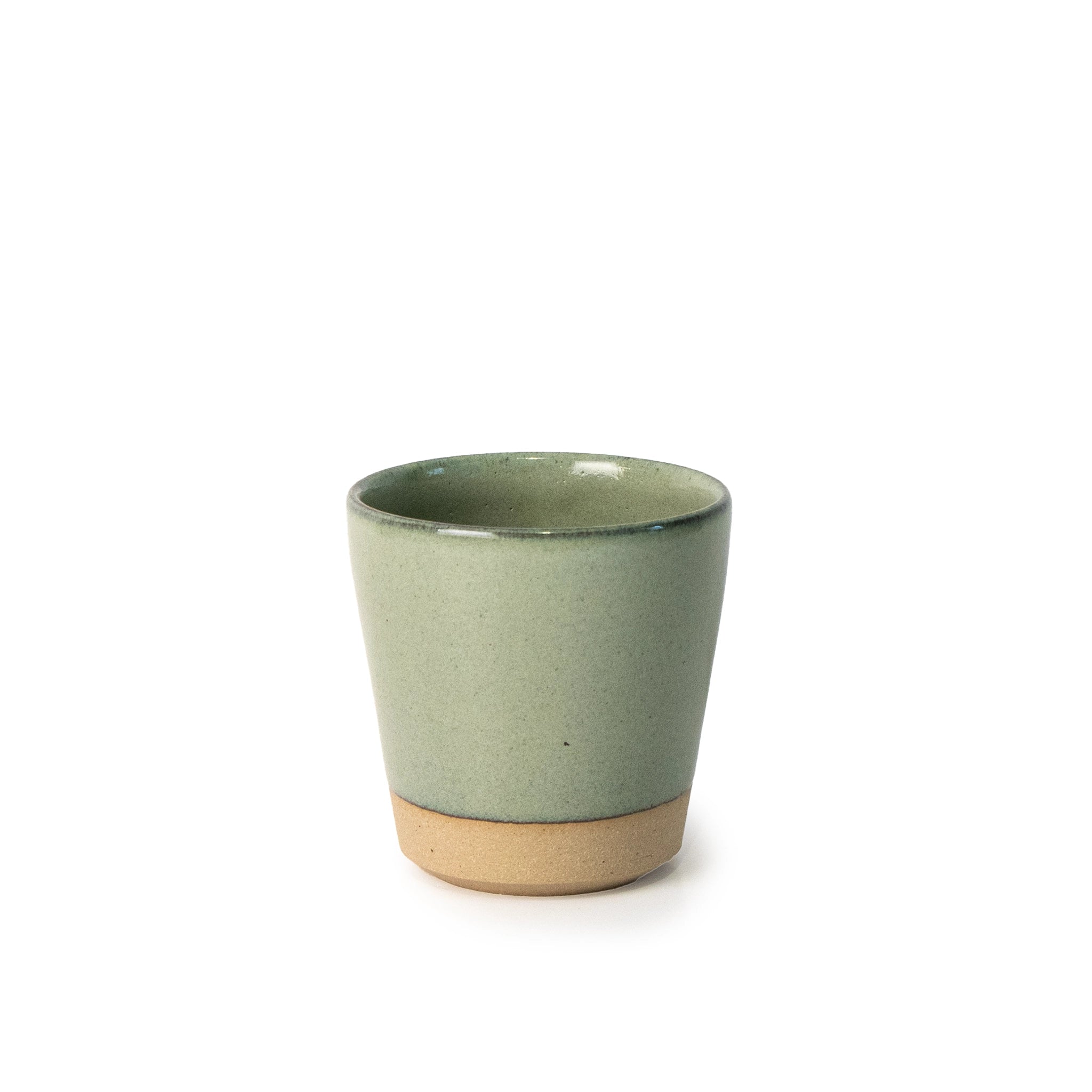 De AB Ceramics Beker Geel Groen 20 cl is een kleine, handgemaakte steengoed beker met een matgroene bovenkant en een ongeglazuurde beige onderkant, gemaakt door AB Ceramics en afgebeeld tegen een witte achtergrond.