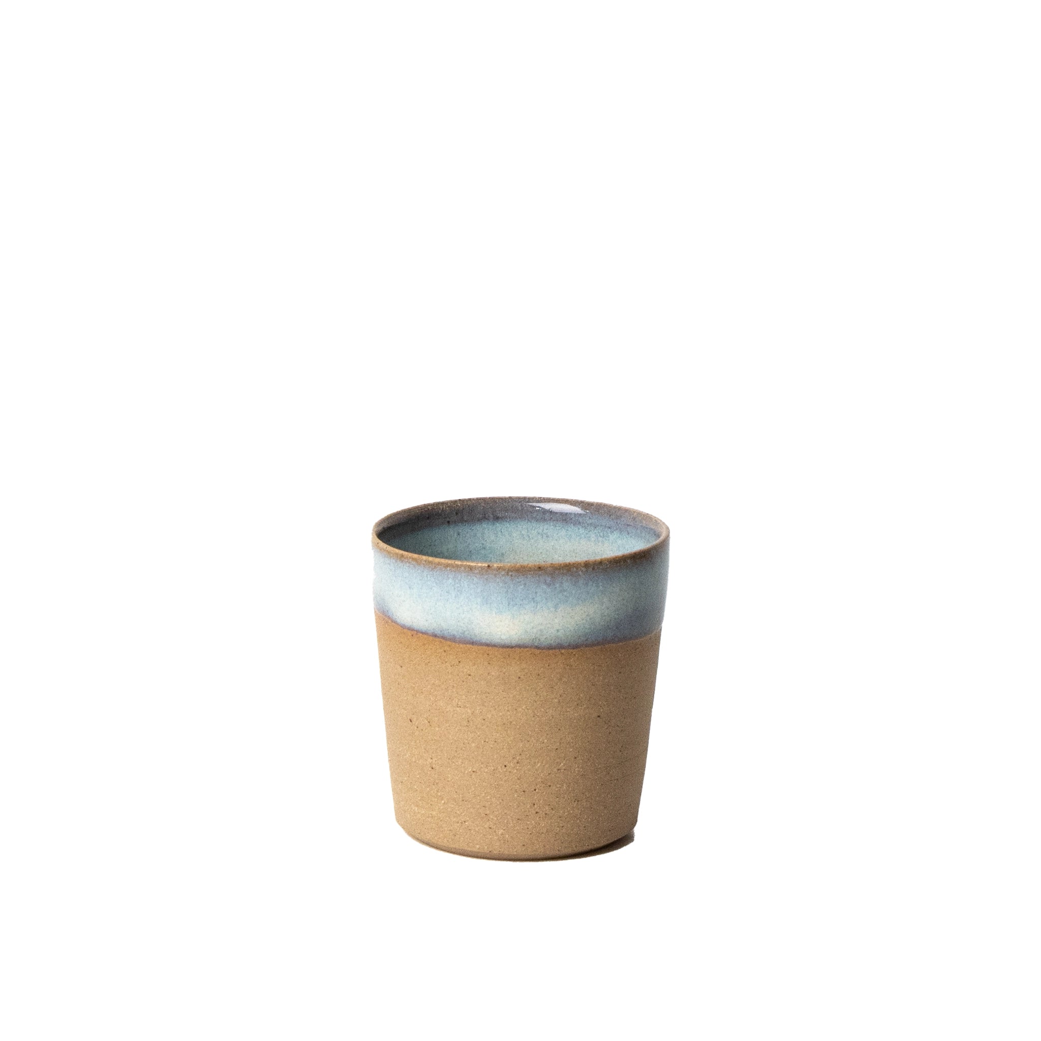 Het AB Ceramics Espressokopje Geel Opaal/Blauw 10 cl is een handgegoten kopje van geel steengoed, met een matbruine basis en glanzend lichtblauw randdetail, afgebeeld op een effen witte achtergrond.