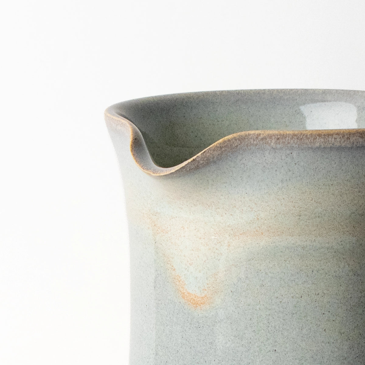 Close-up van de schenktuit en de rand van de AB Ceramics Karaf Prai Opaal 65 cl, waar het opaal glazuur subtiel uitvloeit.