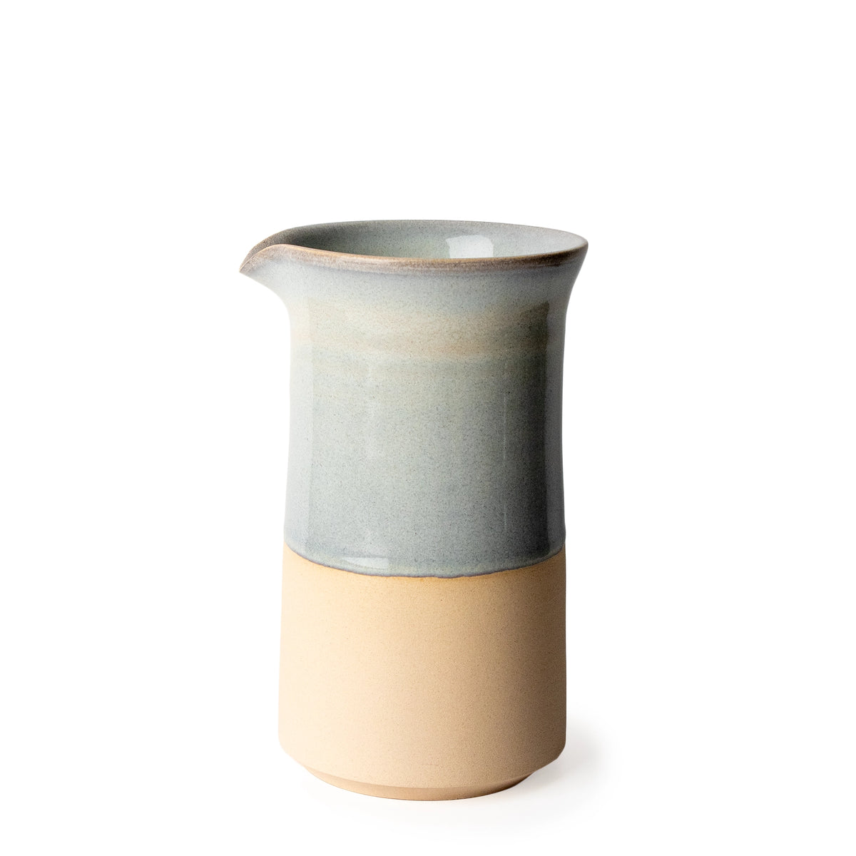 AB Ceramics Karaf Prai Opaal 65 cl met schenktuit, geglazuurd bovenaan en onbehandelde klei onderaan, op een witte achtergrond.