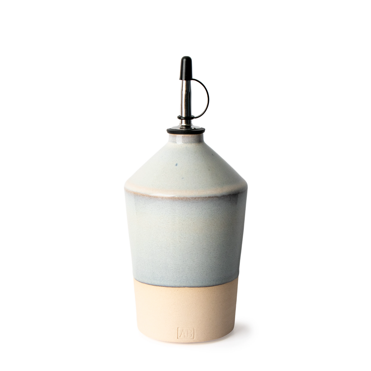 AB Ceramics Olijfolie Fles 1 Prai Opaal 65 cl met puntige schouder en metalen schenktuit, op een witte achtergrond.