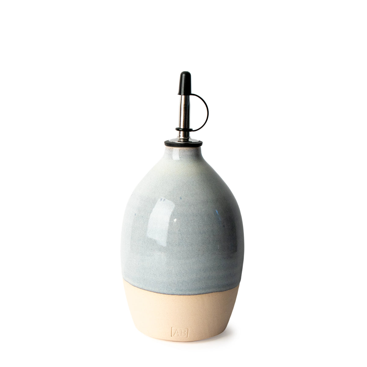 AB Ceramics Olijfolie Fles 4 Prai Opaal 65 cl in eivorm met metalen schenktuit, op een witte achtergrond.