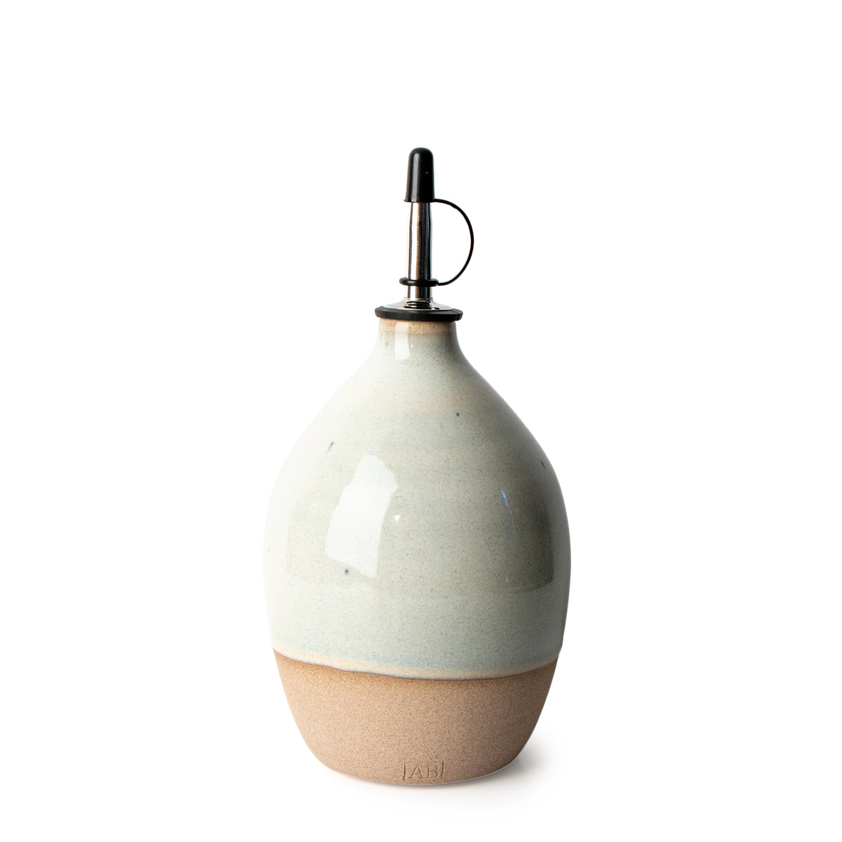 AB Ceramics Olijfolie Fles 6 Toffee Opaal 70 cl in peervorm met metalen schenktuit en onbehandelde klei onderaan, op een witte achtergrond.