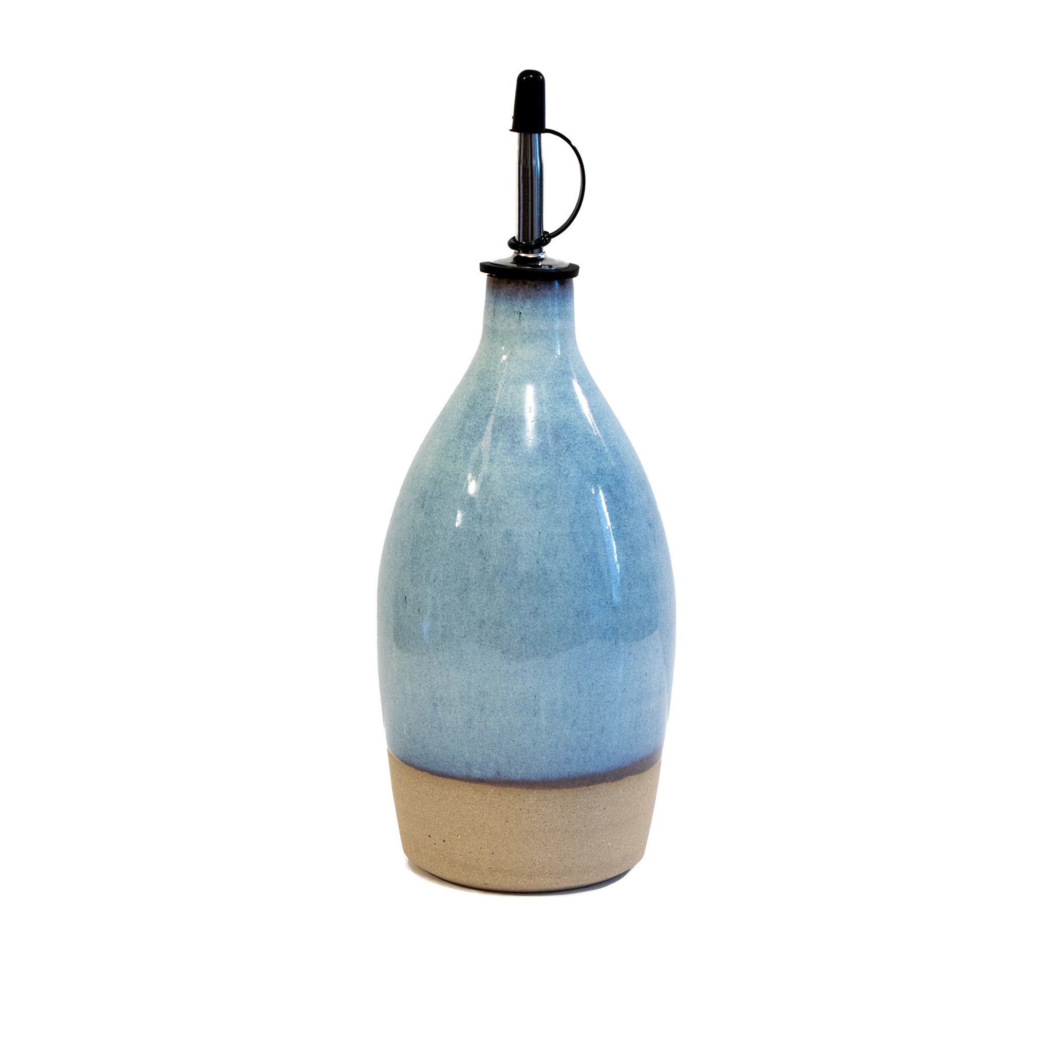 De AB Ceramics Olijfolie Fles Geel Opaal 61 cl, een handgemaakte fles met kurk en metalen schenktuit, heeft een glanzend gele bovenkant en een mat beige onderkant, en staat rechtop op een witte achtergrond.
