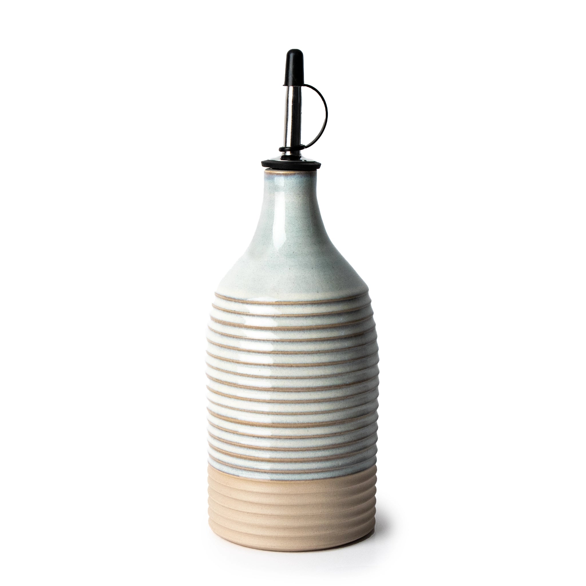 De AB Ceramics Olijfolie Fles Ribbel Wit Opaal 65 cl heeft handgegoten keramiek met een geribbelde beige en lichtgrijze body, een gladde hals en een metalen tuit met een zwarte dop.