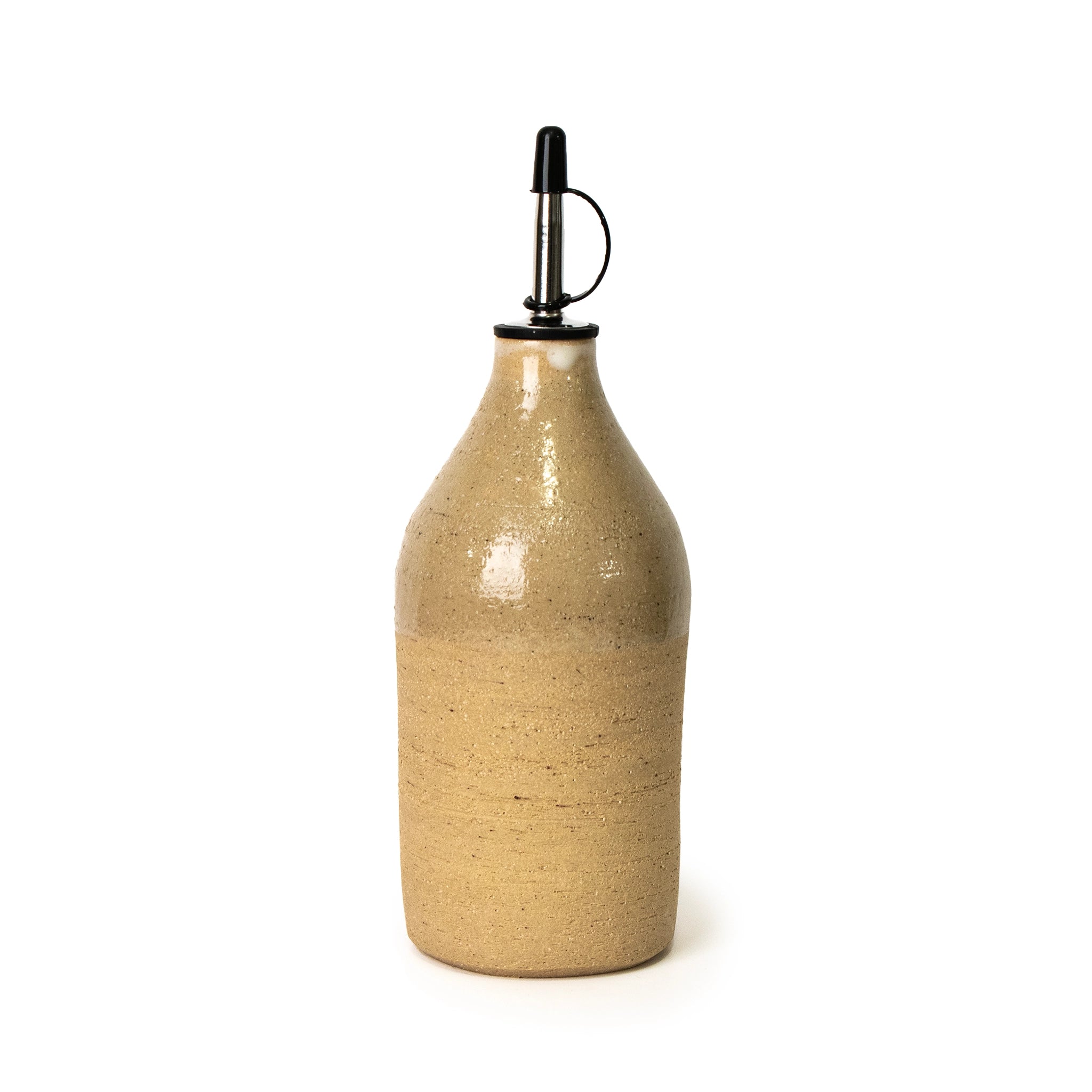 De AB Ceramics Olijfolie Fles Ruw Transparant 60 cl heeft een handgegoten beige keramiek behuizing, glanzende afwerking en metalen schenktuit, waardoor het ideaal is voor het schenken van olie of azijn op je aanrecht.