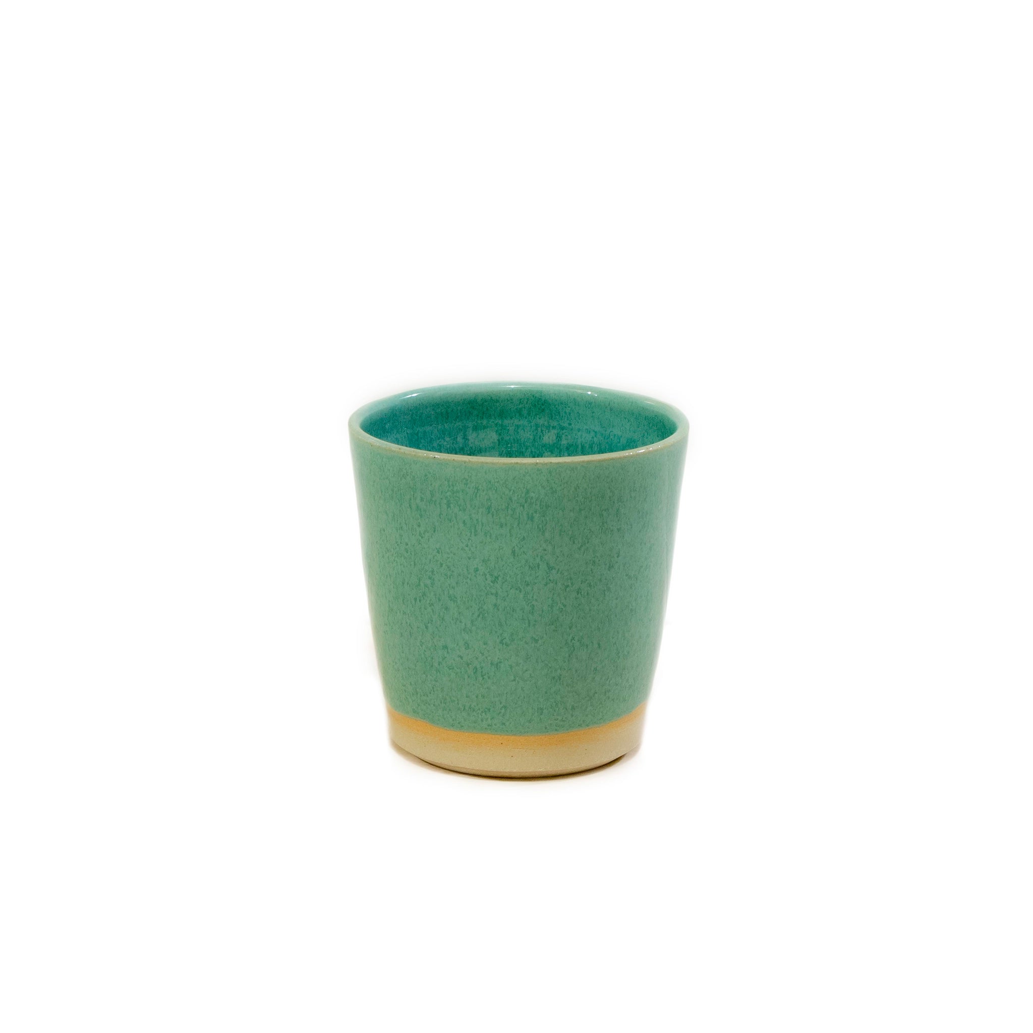 Een kleine, ronde AB Ceramics Beker Wit Groen 20 cl met een glad groen oppervlak en beige basis is gecentreerd op een witte achtergrond.