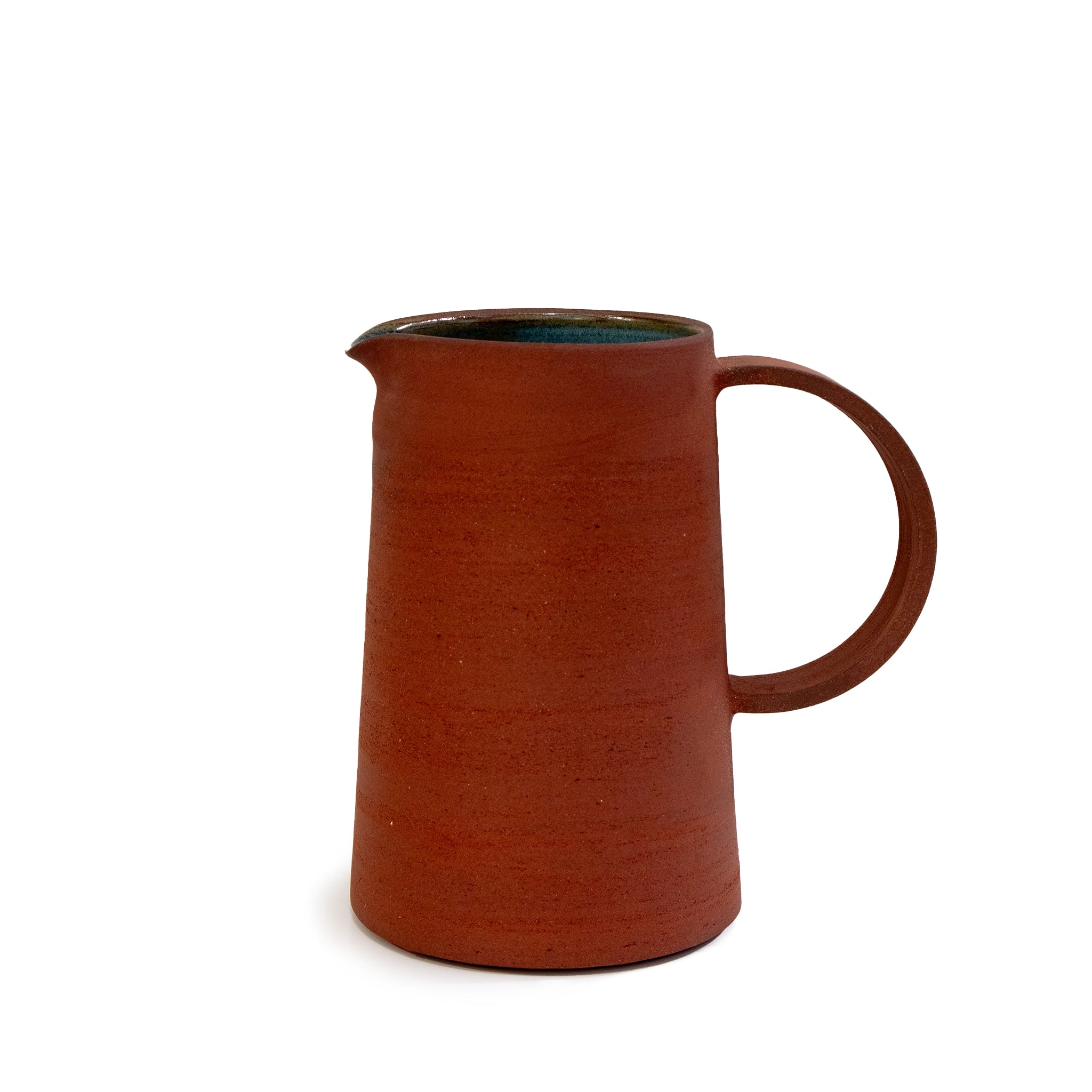 De AB Ceramics Karaf 3 Rood Opaal Blauw 110 cl is een handgemaakte roodbruine keramieken kan met grote hendel en kleine tuit, afgewerkt met opaalglazuur, van het merk AB Ceramics.