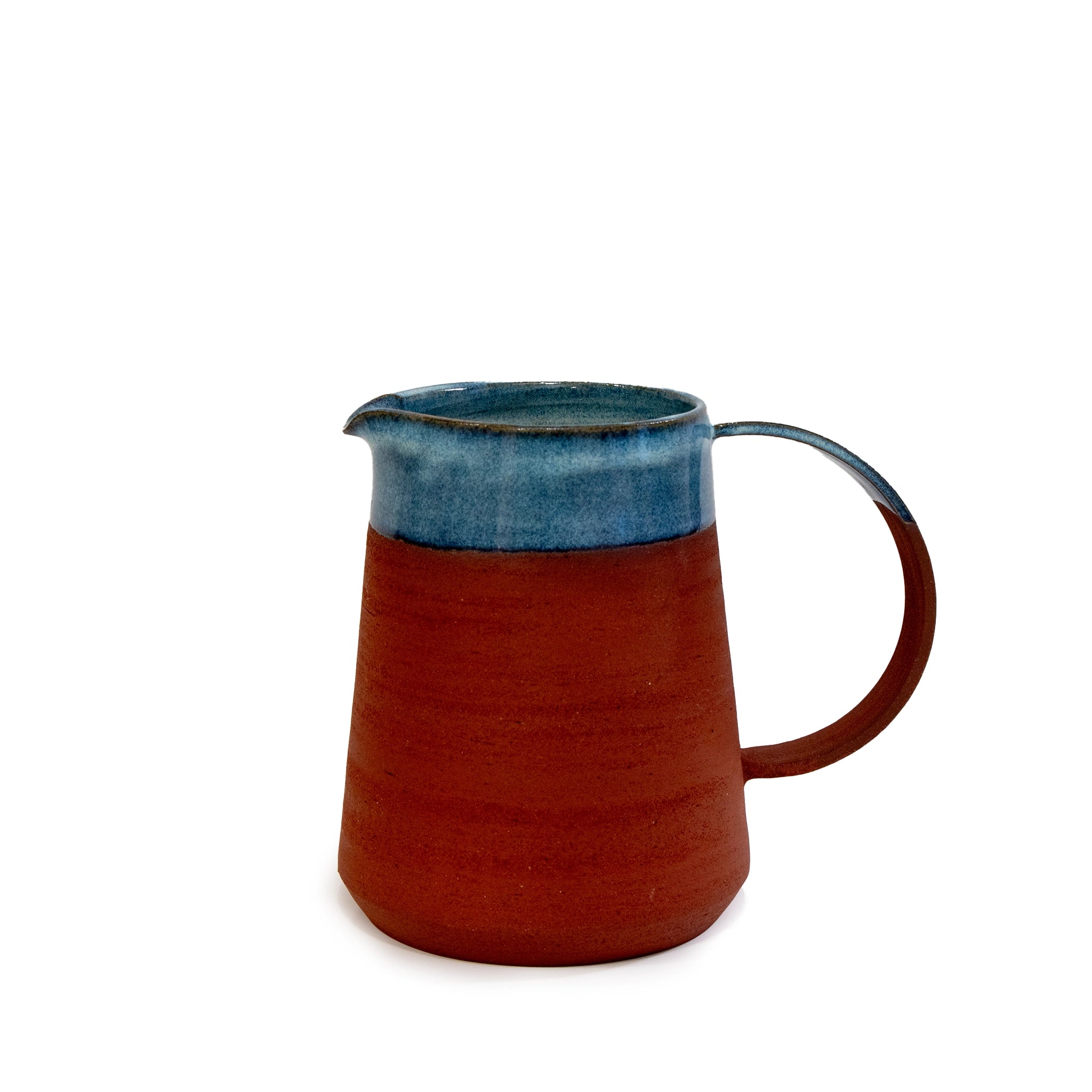 De AB Ceramics Karaf 5 Rood Opaal Blauw 100 cl is een handgedraaide karaf van rode klei met opaal glazuur, een gebogen oor en kleine tuit, afgebeeld tegen een witte achtergrond.