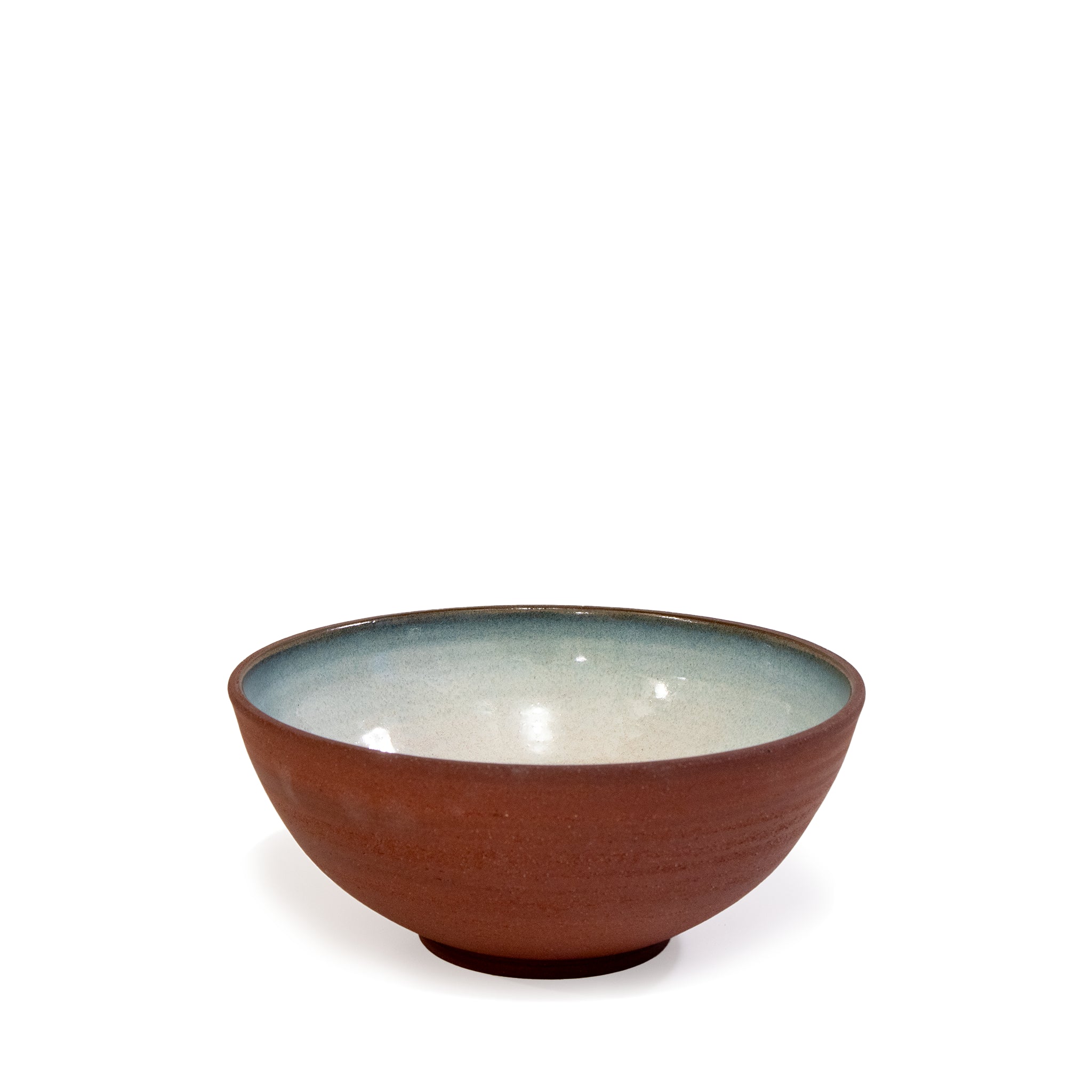De AB Ceramics Kom Rood Opaal D18 is een handgemaakte, handgedraaide kom van AB Ceramics met een roodbruine buitenkant en een gladde, licht blauwgroen geglazuurde binnenkant, ideaal als noodle bowl en gepresenteerd op een witte achtergrond.