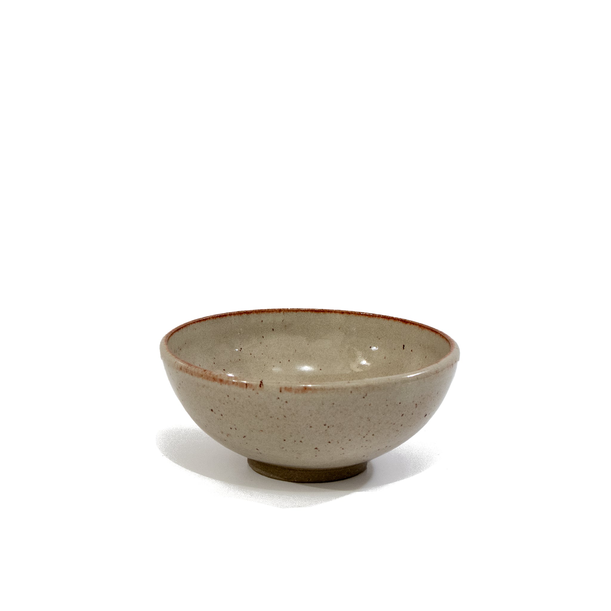 De AB Ceramics Mini Kom Geel Beige D10,5 is een kleine, ronde kom van steengoed met een lichtbeige glazuur en een subtiel donkerder rand, handgemaakt door AB Ceramics en afgebeeld tegen een effen witte achtergrond.