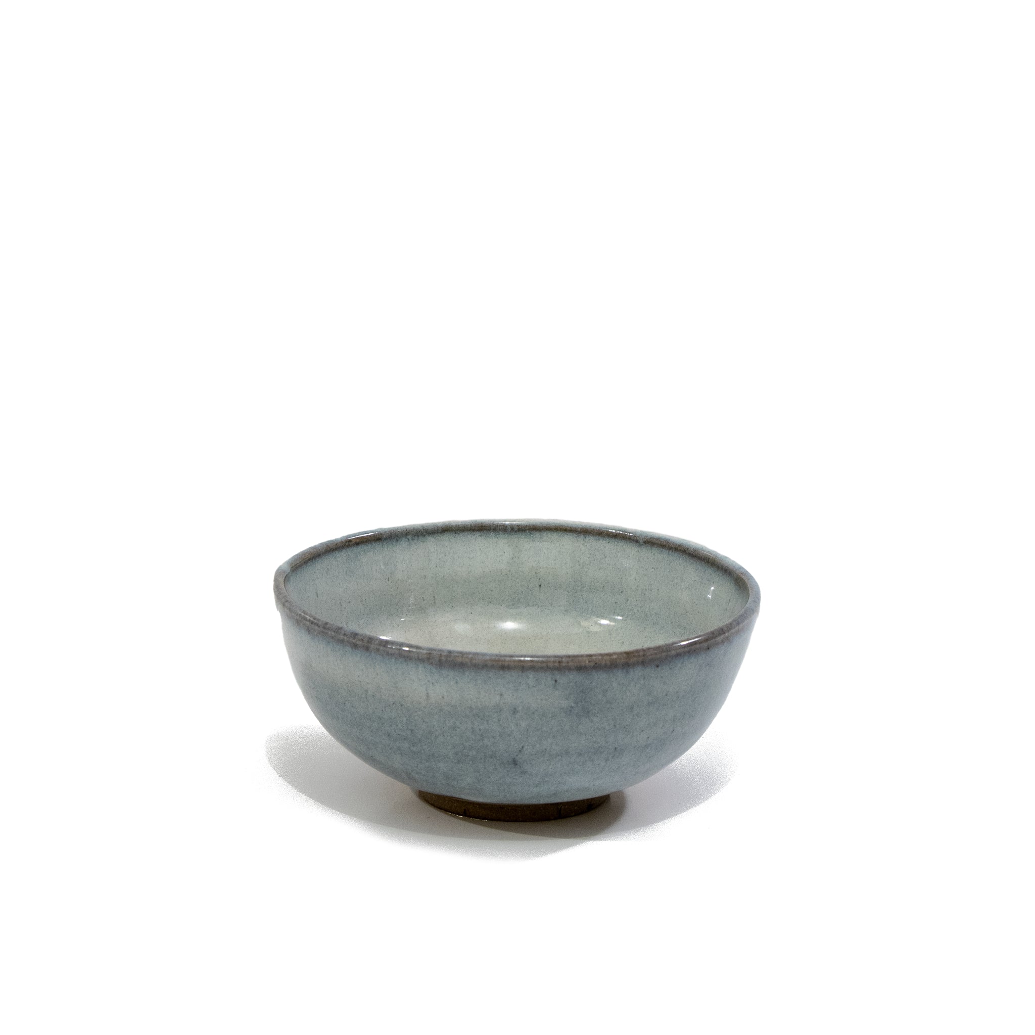 De AB Ceramics Mini Kom Geel Opaal D10,5 is een kleine ronde kom van steengoed met een gladde gele opaalglazuur en een licht verhoogde basis, afgebeeld tegen een witte achtergrond.