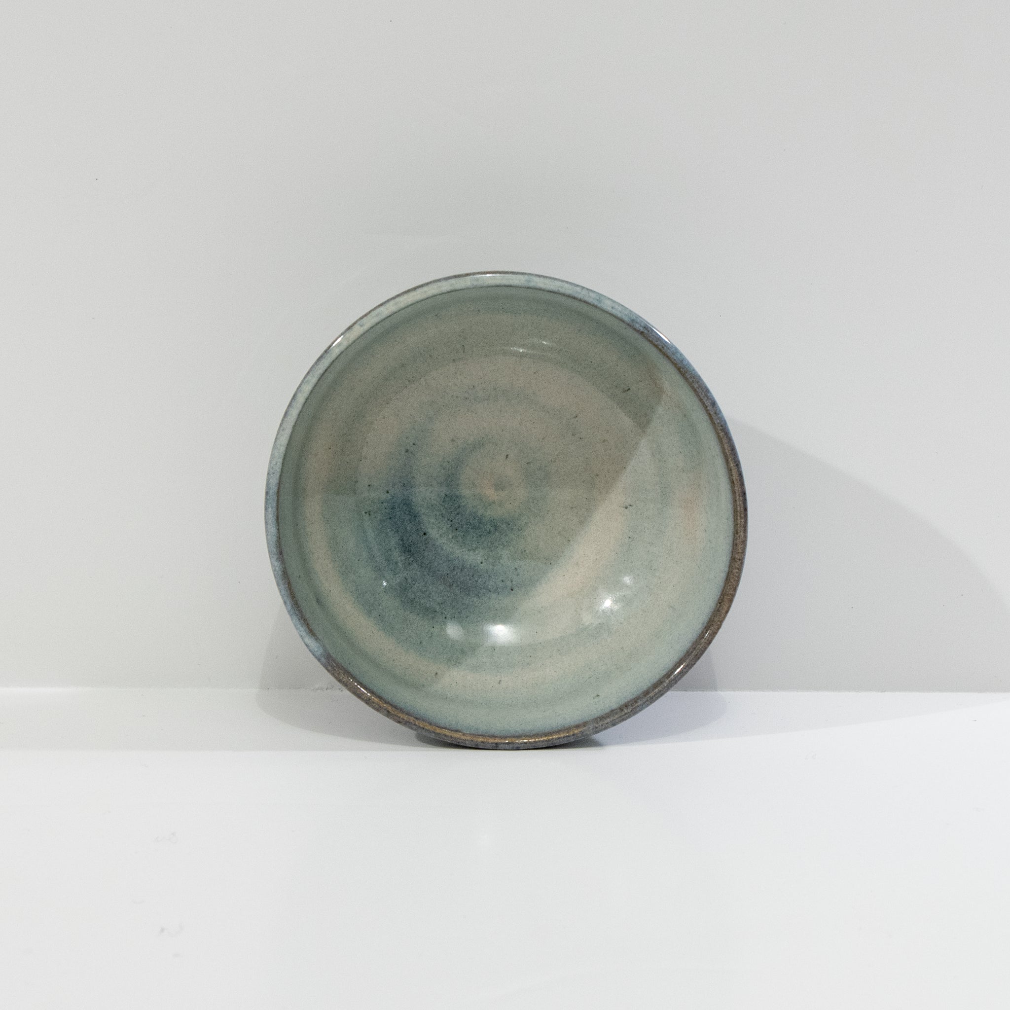 De AB Ceramics Mini Kom Geel Opaal D10,5 is een ronde, ondiepe kom van steengoed met een geel opaalglazuur en subtiele cirkelvormige patronen, afgewerkt met een lichte glans en afgebeeld op een effen witte ondergrond.