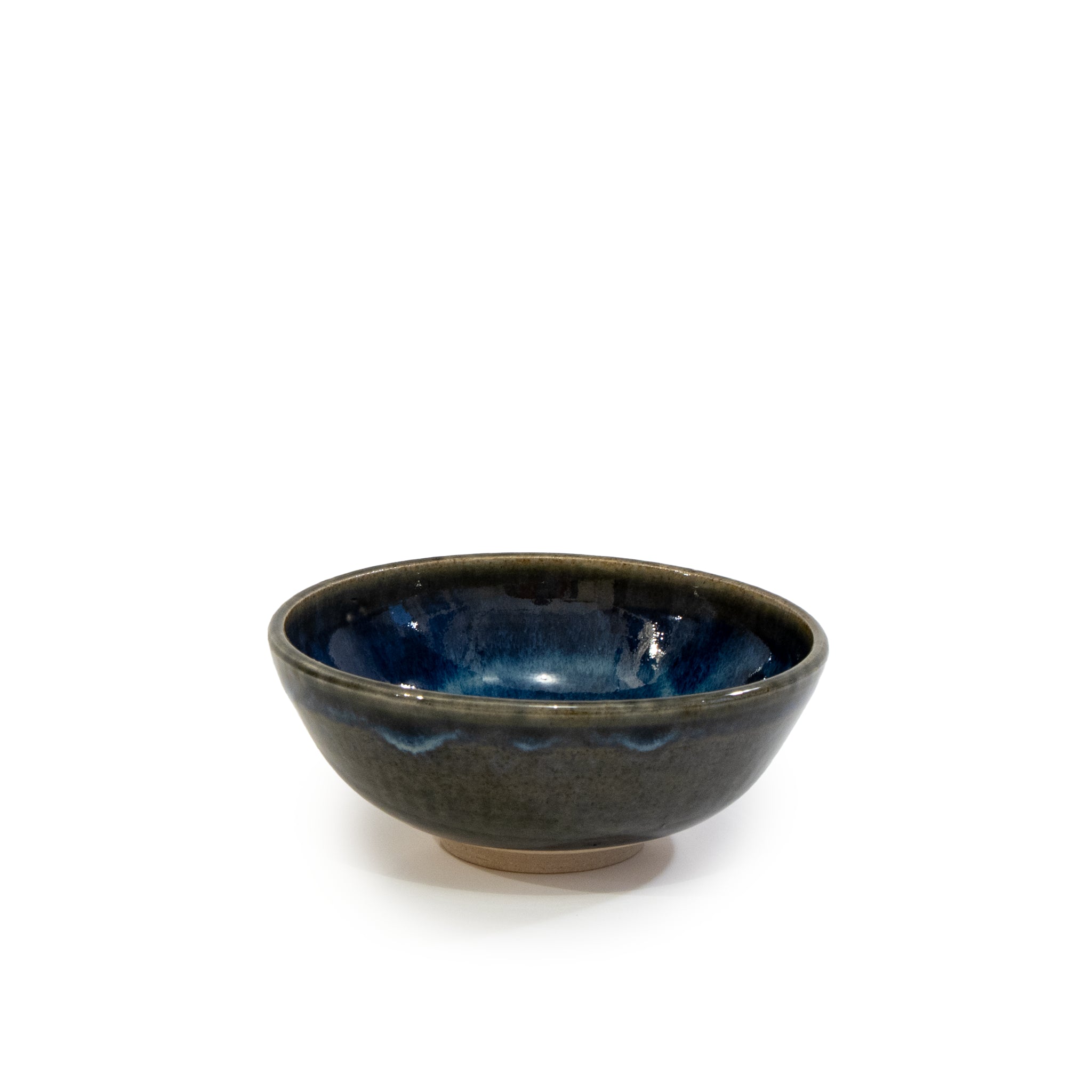 De AB Ceramics Mini Kom Wit Blauwbruin D10,5 is een handgedraaid steengoed kommetje met een glanzende donkerblauwe binnenkant en matte donkerbruine buitenkant, van AB Ceramics, getoond tegen een witte achtergrond.