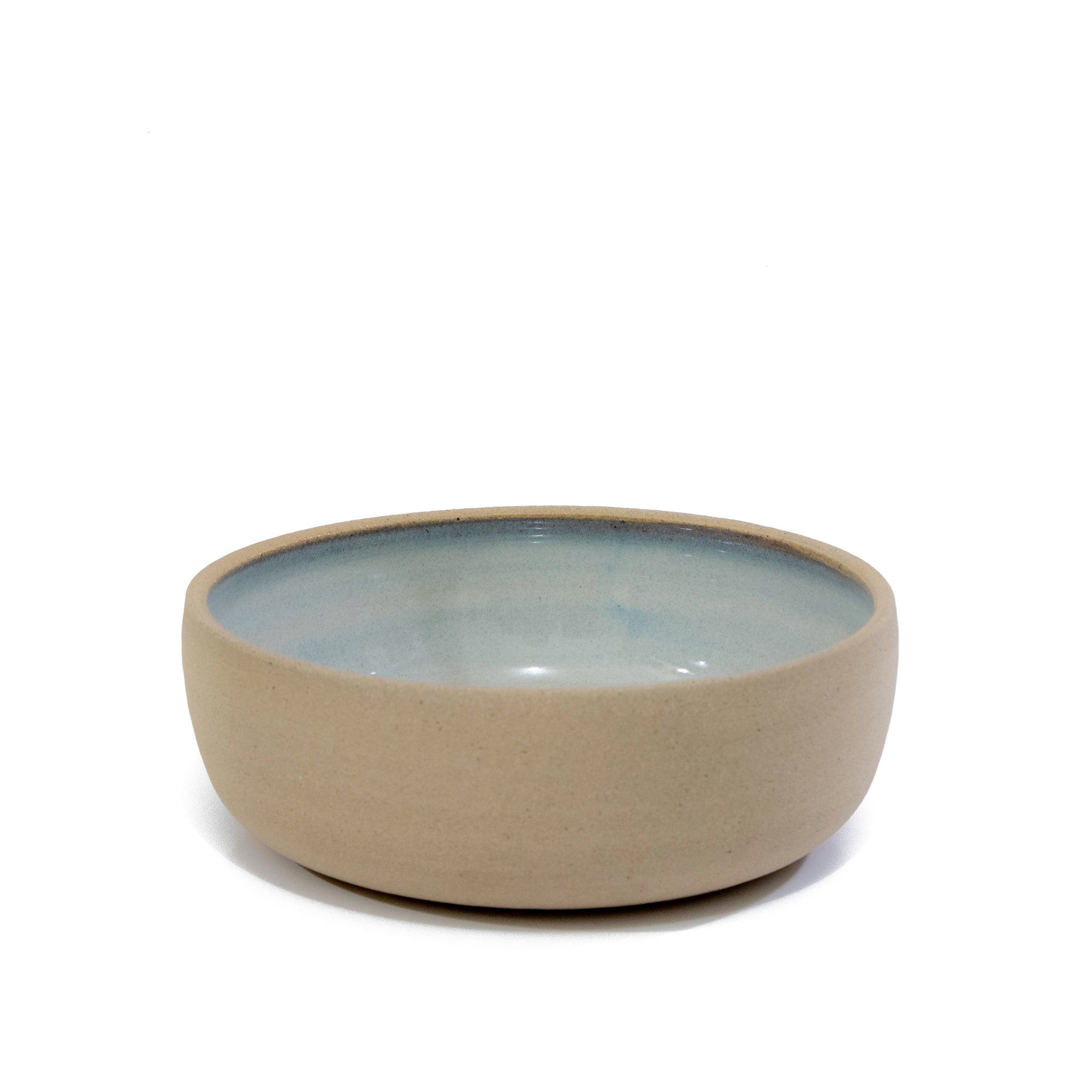 De AB Ceramics Schaal Spiraal Geel Opaal D13,5 is een ronde, ondiepe handgemaakte schaal van steengoed met een matte beige buitenkant en een glanzend geel opaal binnenzijde tegen een witte achtergrond.