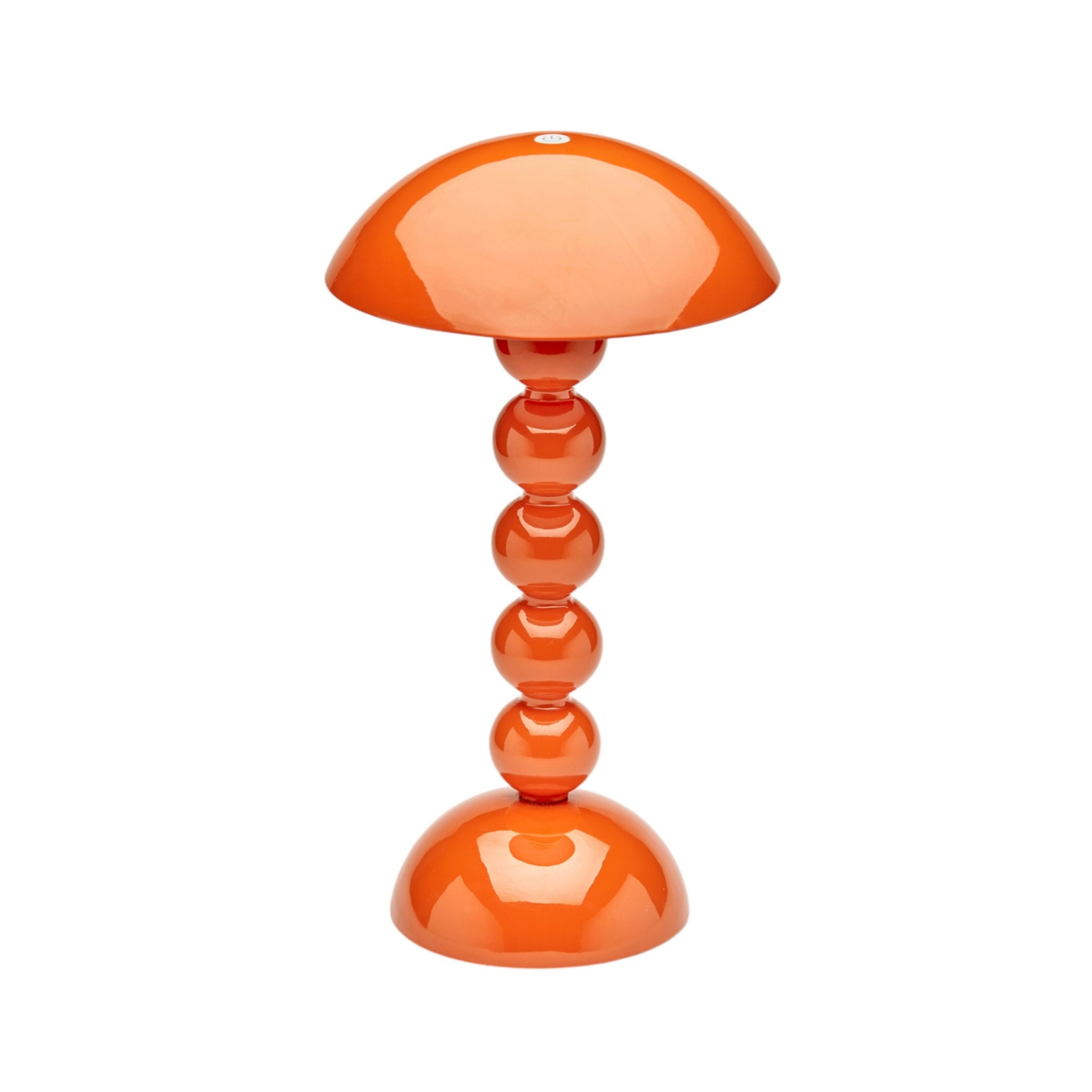 De Addison Ross Bobbin Lamp LED Oplaadbaar Oranje heeft een gedurfd, modern ontwerp met een koepelkap en vier glanzende bollen, die speelse stijl toevoegen aan elke ruimte.