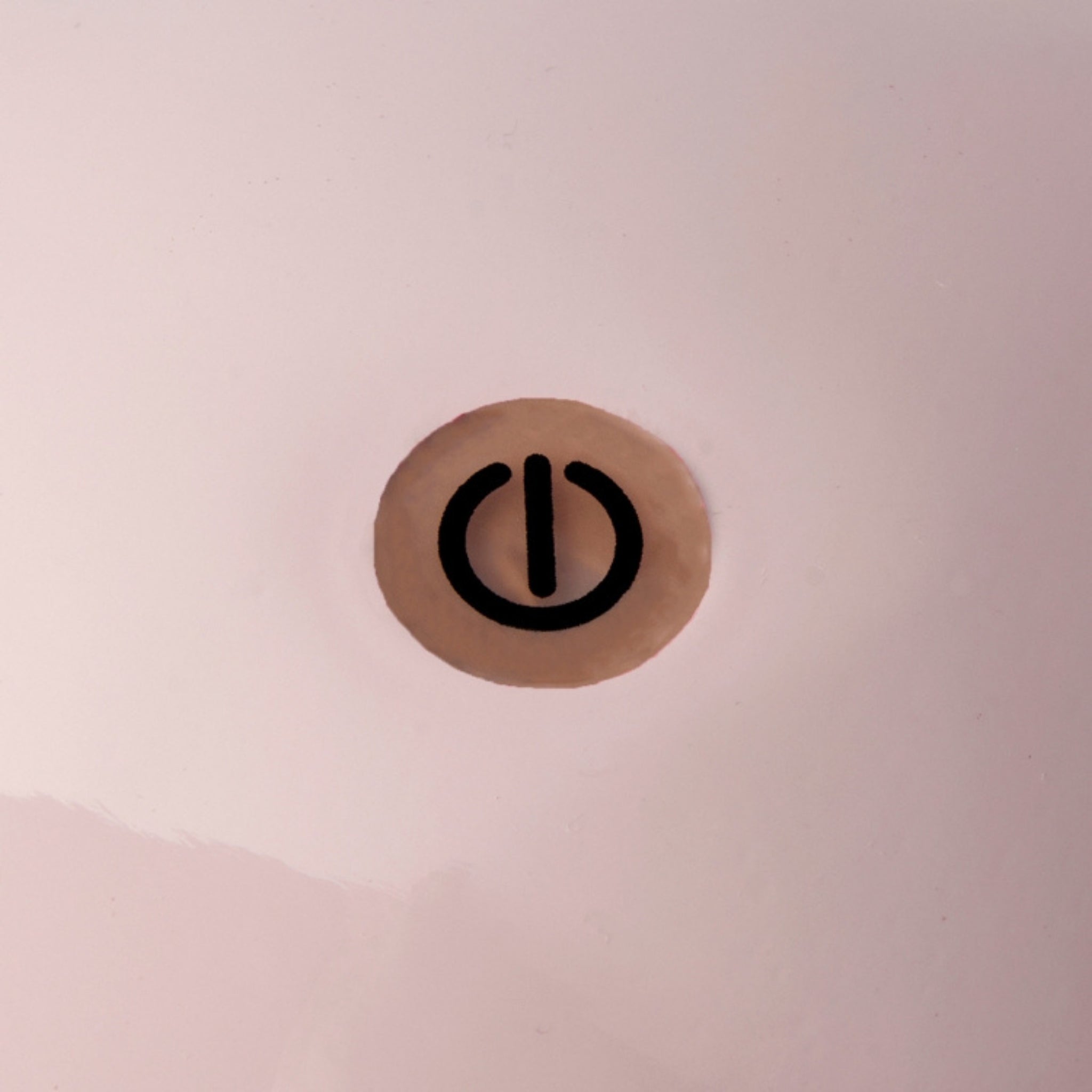 Een close-up van een zwart machtssymbool als een verticale lijn in een cirkel op lichtroze, perfect passend bij de zachte gloed van sfeerverlichting of de Addison Ross Bobbin Lamp LED Oplaadbaar Roze.