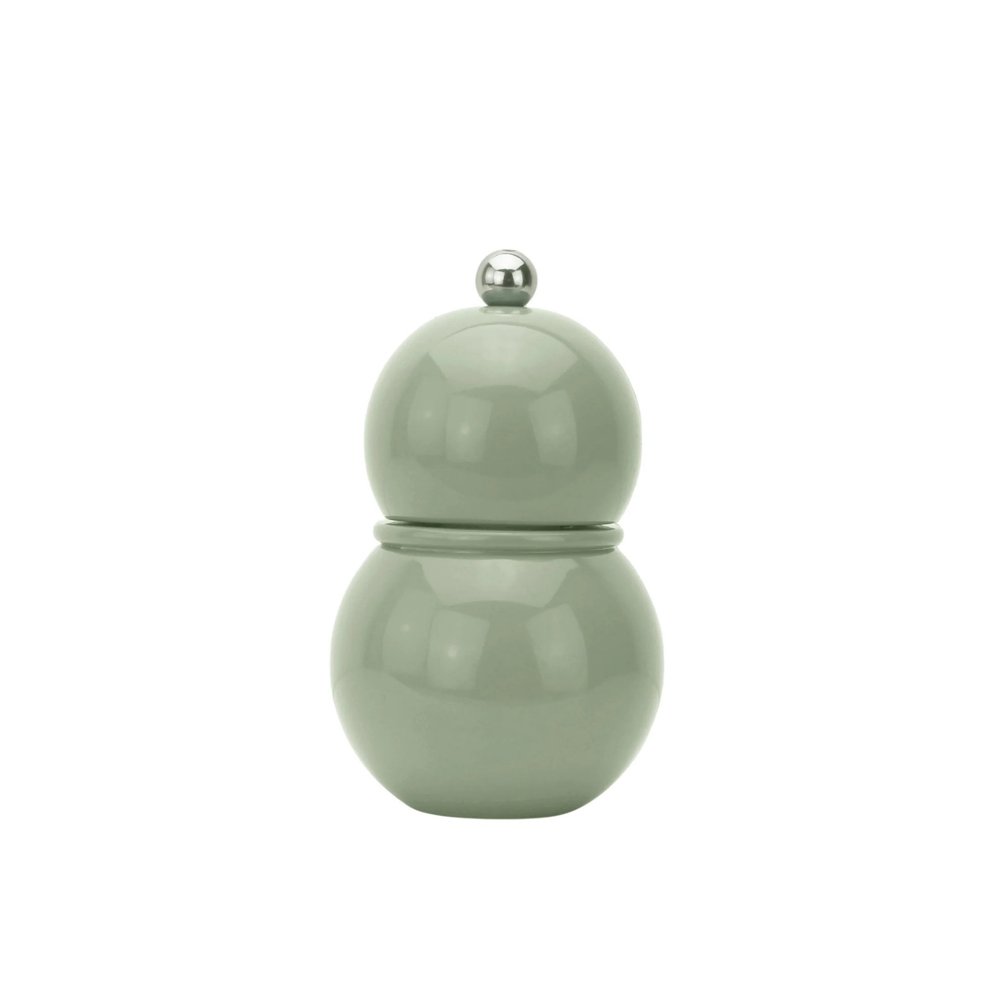 De saliegroene, glanzende Addison Ross Chubby Zout-en Pepermolen 12 cm van Addison Ross heeft een rond ontwerp met een dubbele bol en een kleine metalen knop bovenop, tegen een witte achtergrond.