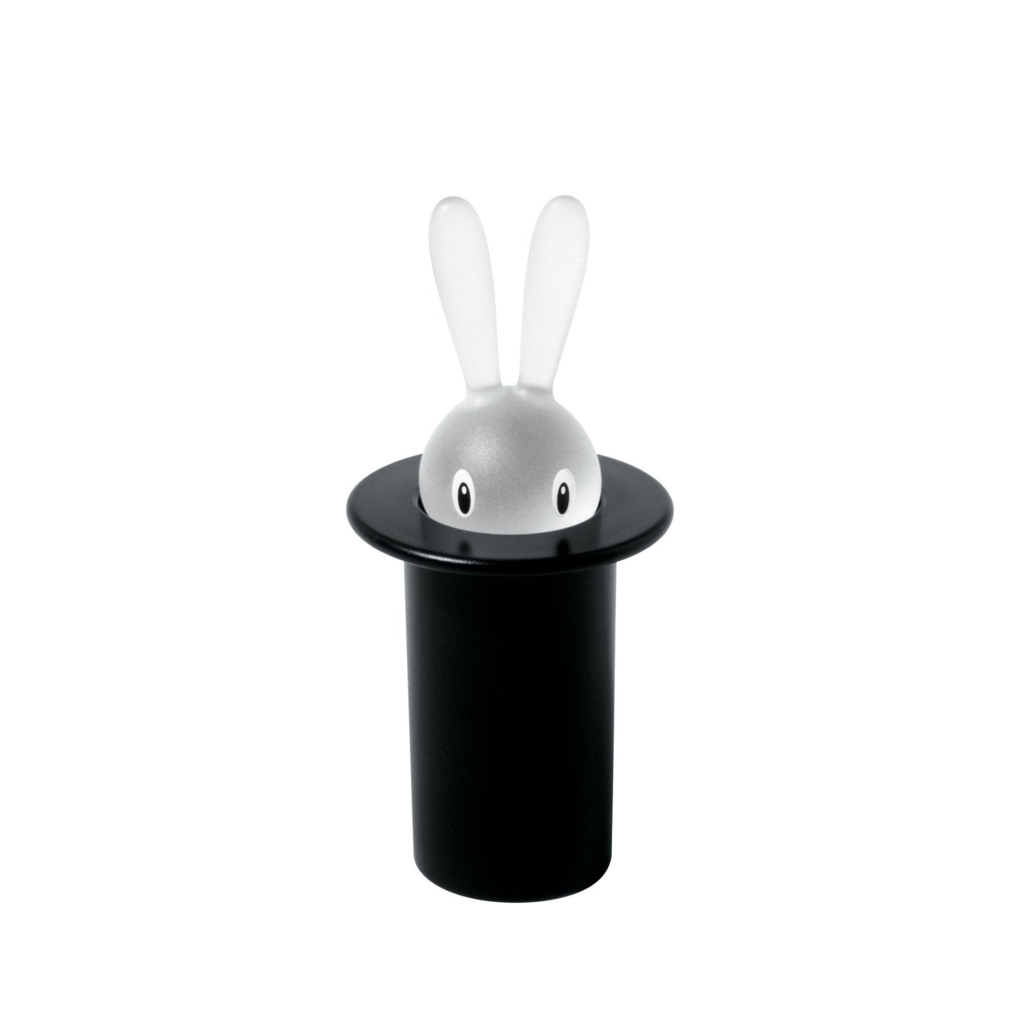 Een klein grijs konijntje met witte oren gluurt uit de Alessi Magic Bunny Tandenstokerhouder Zwart van Alessi, die lijkt op de hoge hoed van een goochelaar, tegen een effen witte achtergrond.