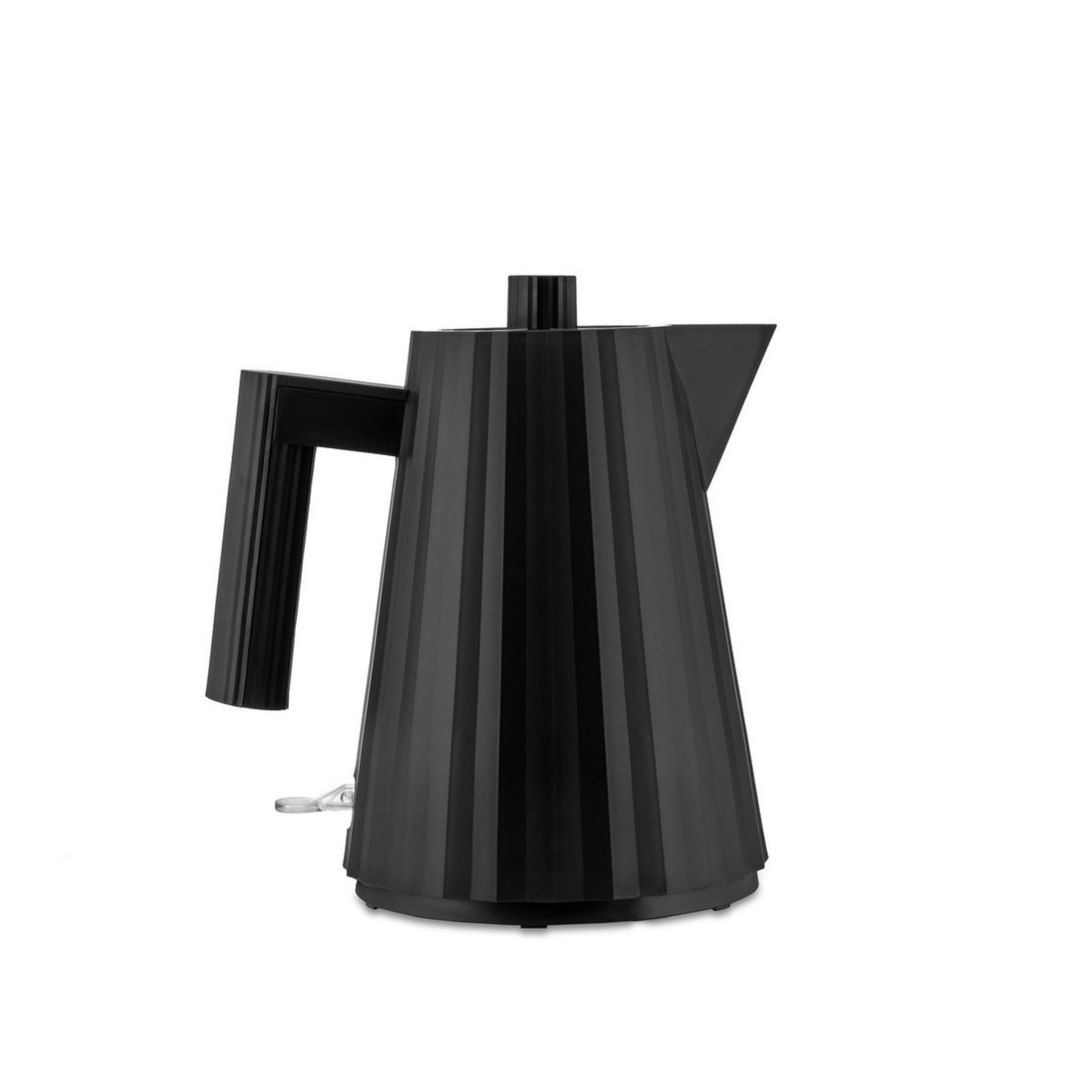 De Alessi Plissé Elektrische Waterkoker Zwart 1 l is een moderne, matzwarte elektrische waterkoker van Alessi, met een geometrisch facetdessin en een groot handvat tegen een effen witte achtergrond.