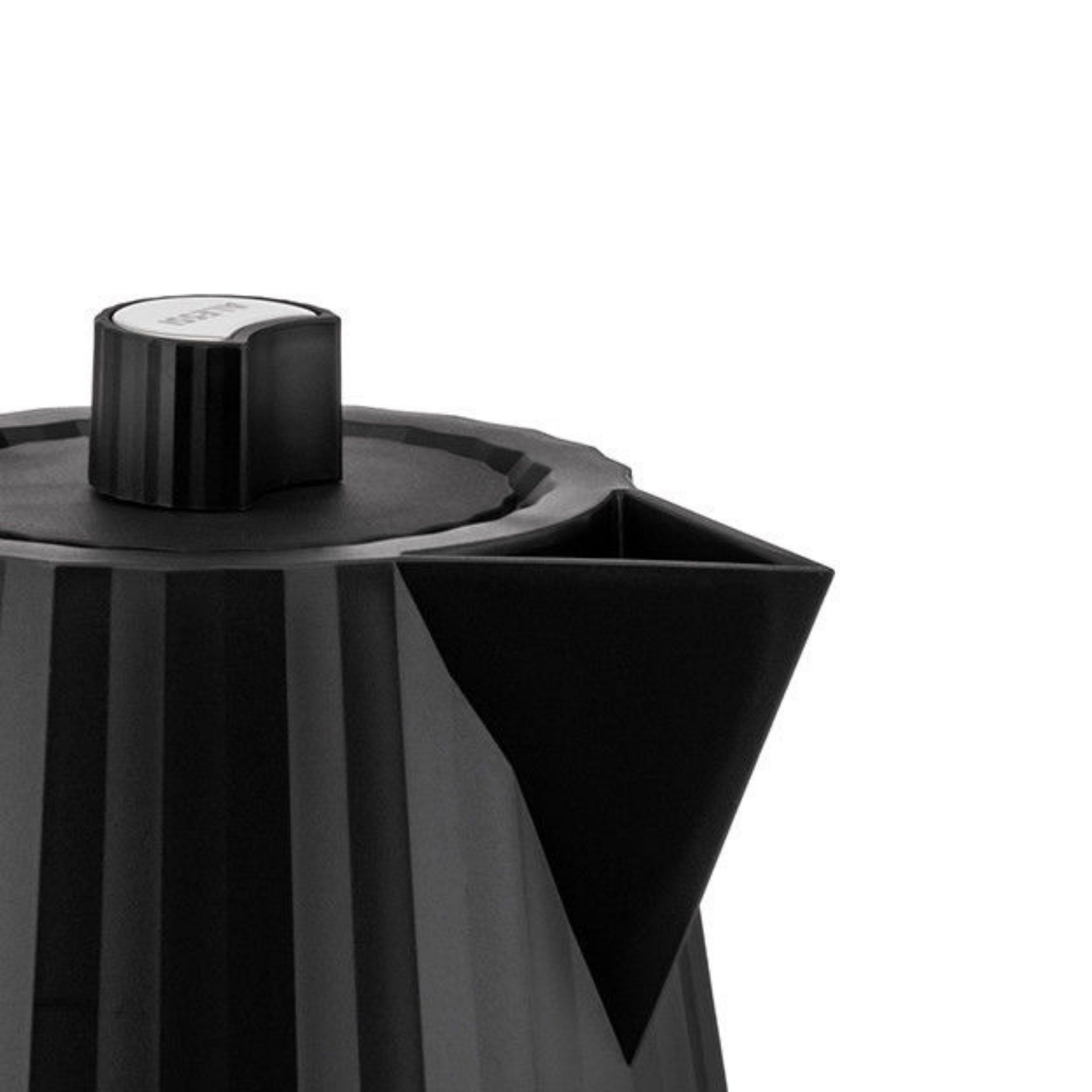 De Alessi Plissé Elektrische Waterkoker Zwart 1 l combineert elegant design met functionaliteit en is daarmee de perfecte keuze voor stijlbewuste thee- en koffieliefhebbers.