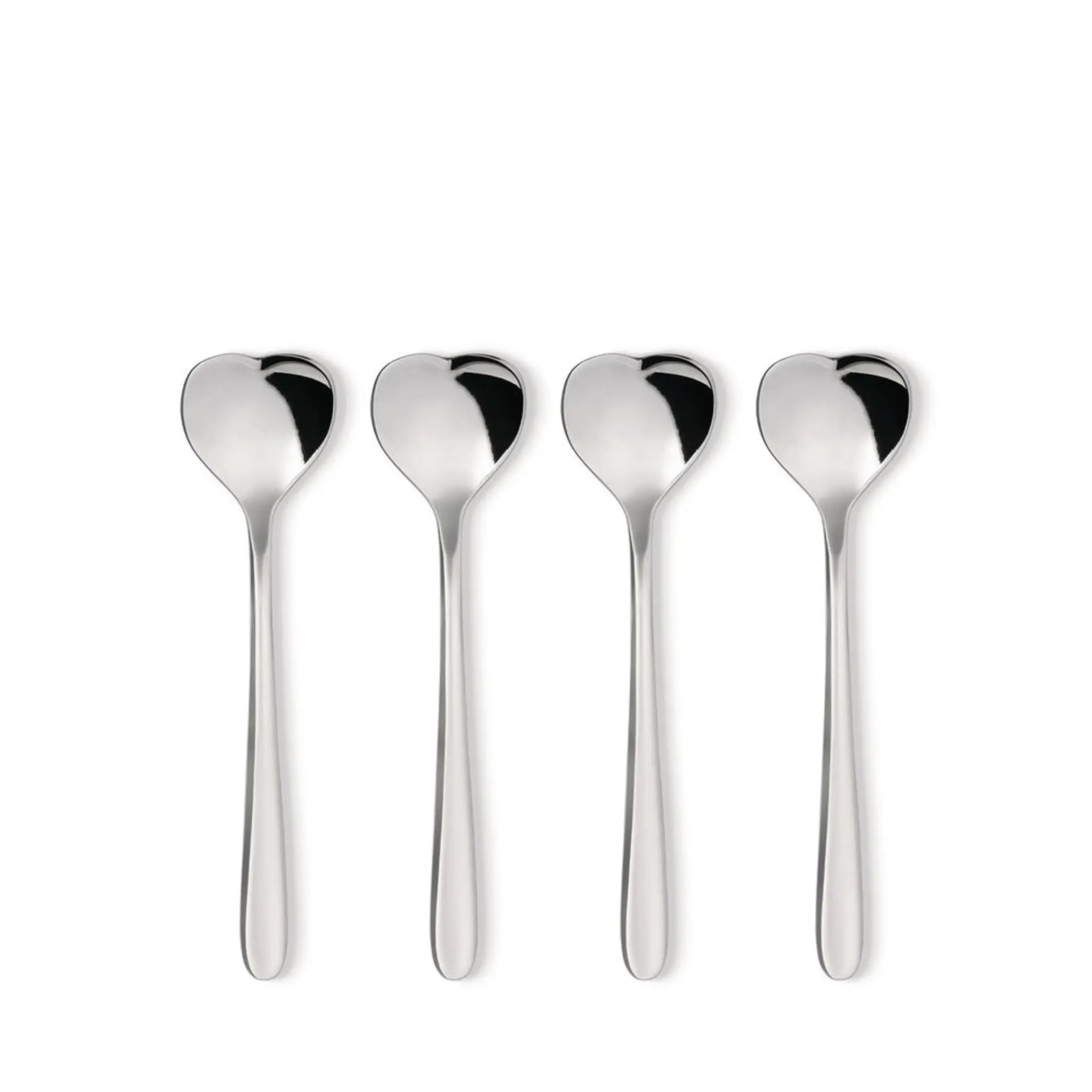 De Alessi Big Love Theelepels 4 st. van Alessi zijn vier roestvrijstalen theelepels met hartvormige kommen, ontworpen door Miriam Mirri, rechtop in een rij op een witte achtergrond.