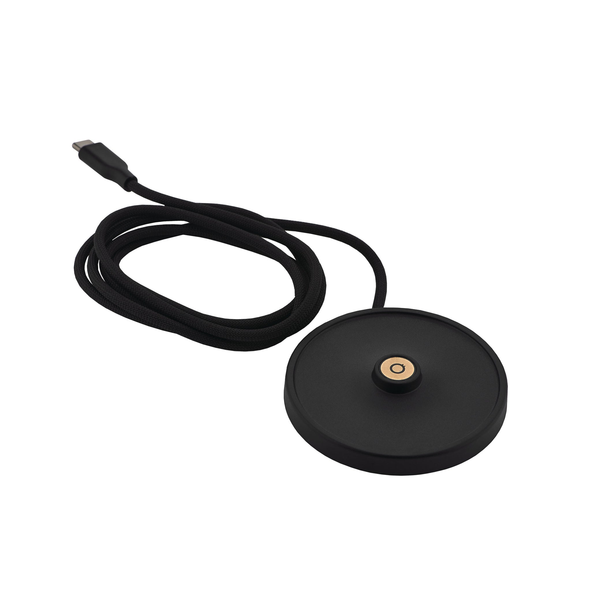 Een zwarte ronde oplaadpad met een centraal goudkleurig contact en USB-C kabel, afgebeeld op wit - een ideaal accessoire voor de Alessi Halesia Tafellamp LED Oplaadbaar van Alessi.