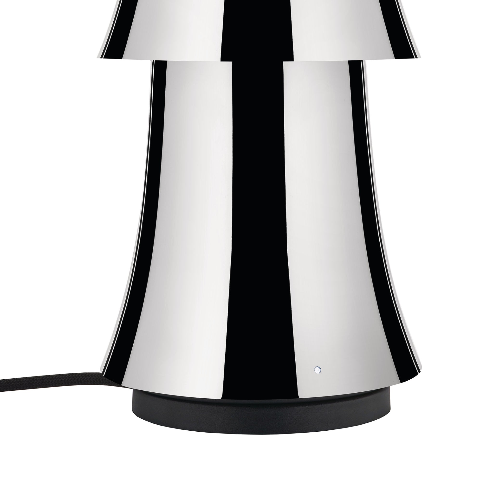 Close-up van de Alessi Halesia Tafellamp LED Oplaadbaar, een moderne chromen tafellamp van Alessi met een glad, gebogen ontwerp en zwart netsnoer, tegen een witte achtergrond.
