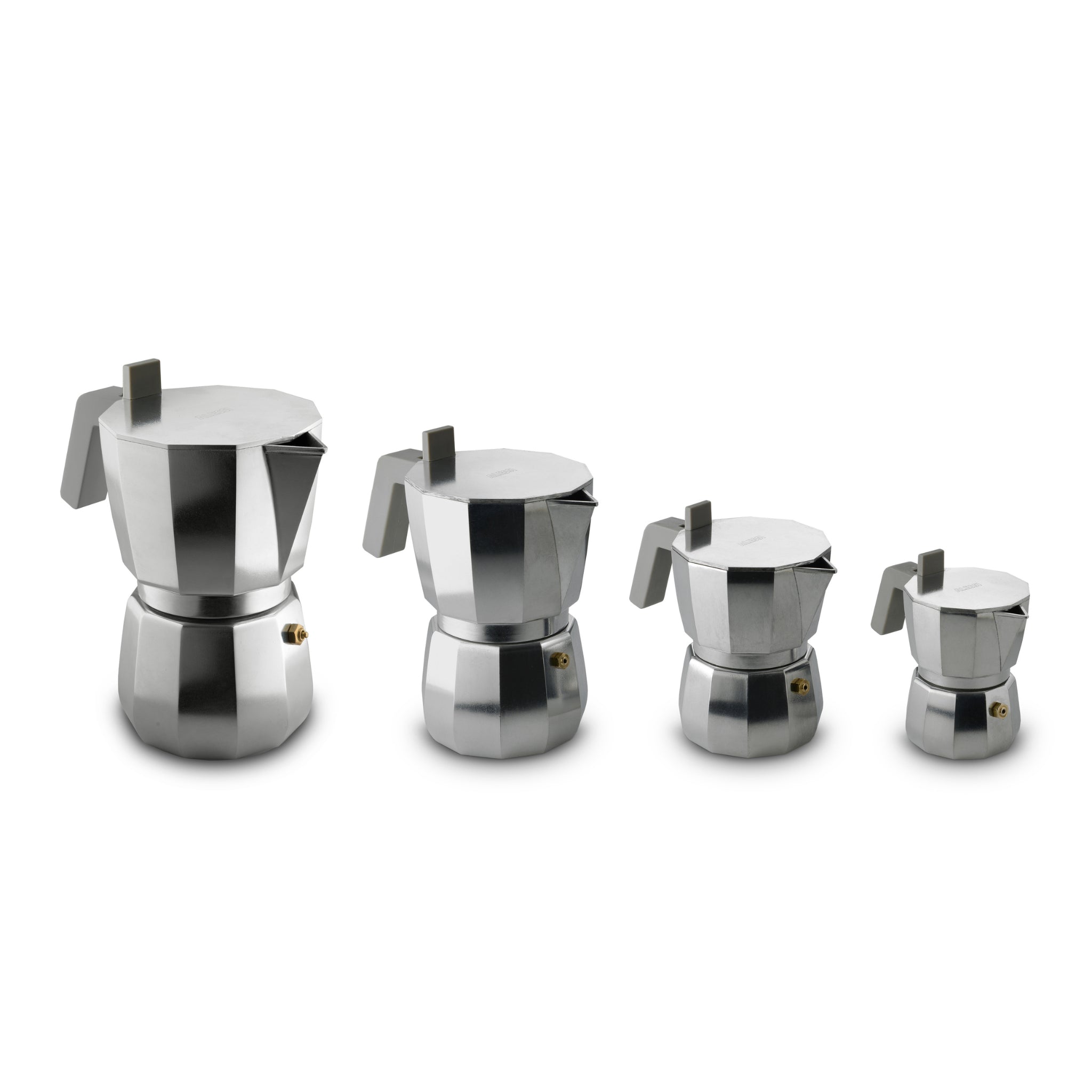 Vier Alessi Moka Espresso Koffiemakers (3-kops) staan in een rij van links naar rechts op een witte achtergrond, wat het klassieke Italiaanse ontwerp van Alessi benadrukt.