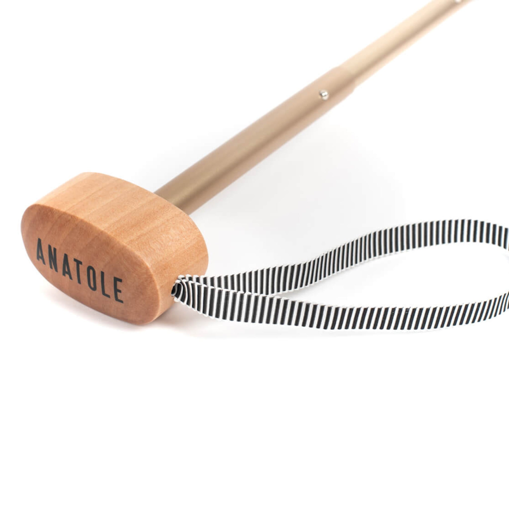 Een close-up van de Anatole Micro Paraplu Alma Khaki / Zwart van Anatole toont het houten handvat met logo, bevestigd aan een metalen staaf en zwart-wit gestreepte polsband, wat het elegante, compacte ontwerp benadrukt.
