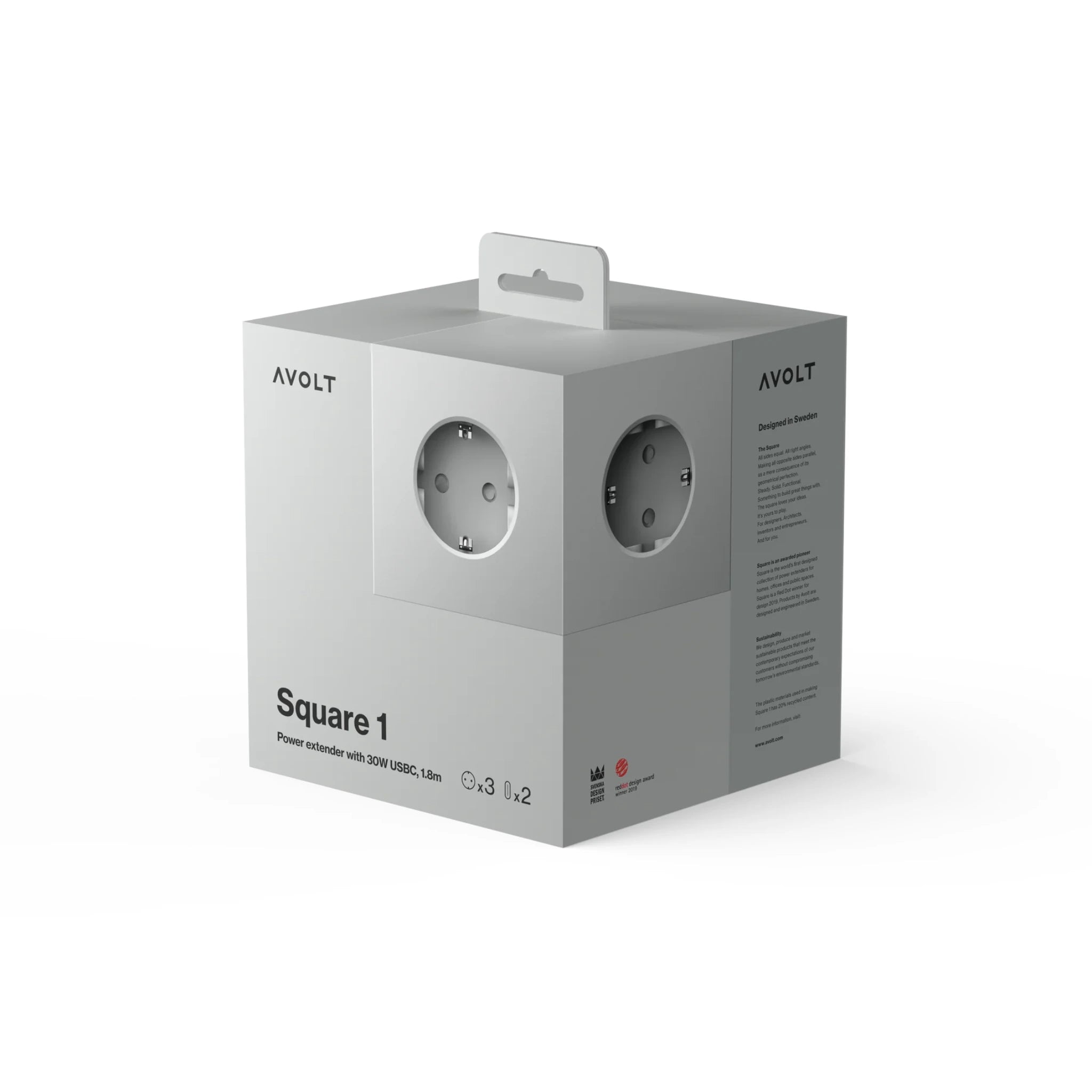 Avolt Square 1 USB-C Stekkerdoos Gotland Grijs 1,8 m wordt geleverd in een witte, minimalistische doos met afbeeldingen van het product, USB-poorten en stopcontacten. De verpakking is voorzien van een plastic handvat aan de bovenkant om het product gemakkelijk mee te nemen.