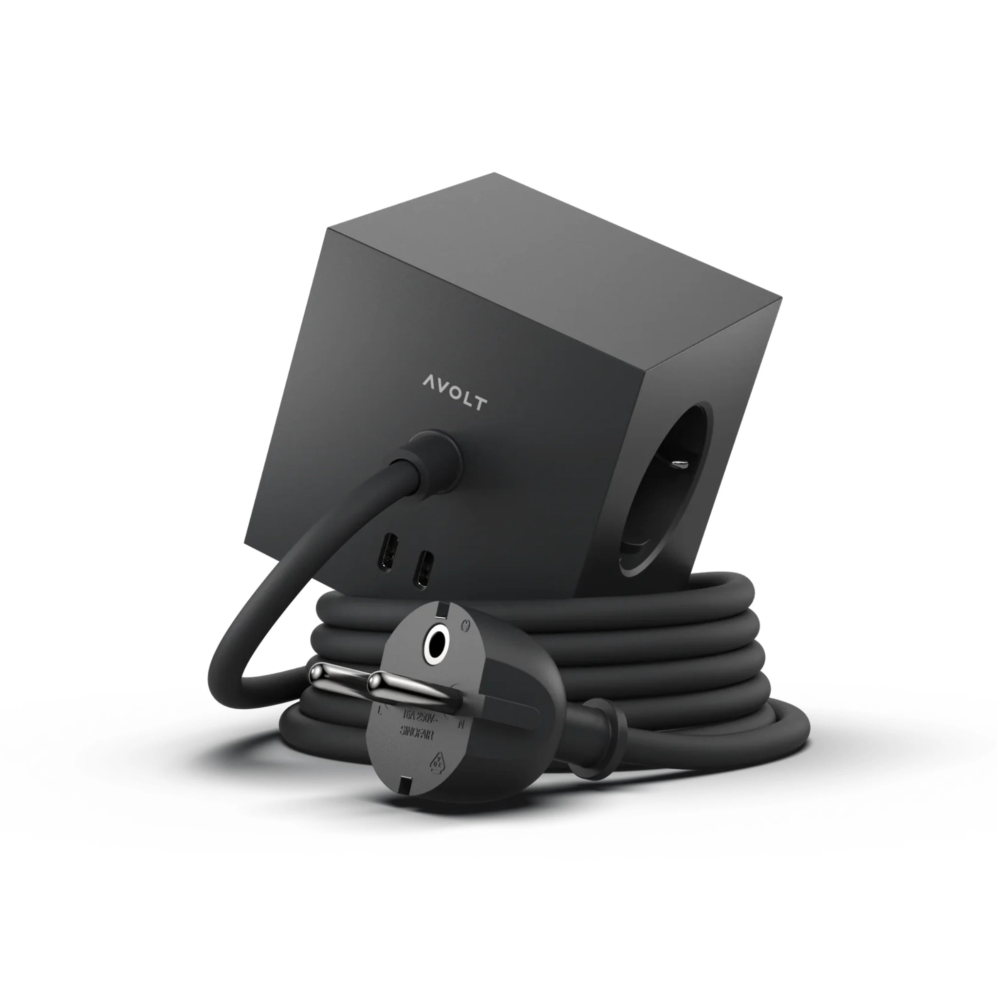De Avolt Square 1 USB-C Stekkerdoos Stockholm Zwart 1,8 m biedt 3 stopcontacten en meerdere USB-poorten, afgebeeld met een lange, opgerolde zwarte kabel en een stekker in Europese stijl.