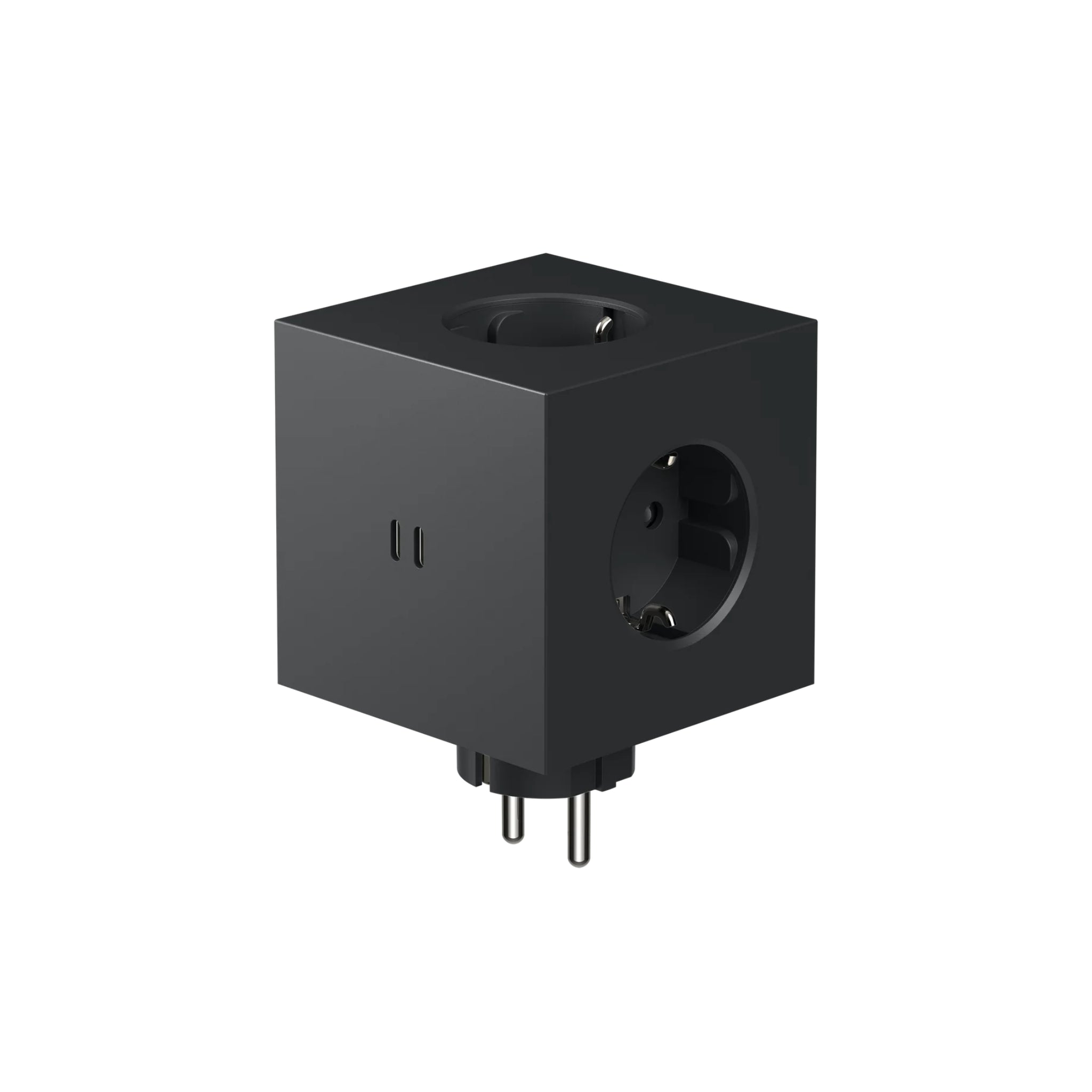 De Avolt Square 2 USB-C Stekkerdoos Stockholm Zwart is een zwarte, kubusvormige voedingsadapter van Avolt met meerdere Schuko-aansluitingen en twee ronde pinnen aan de onderkant, tegen een effen witte achtergrond.