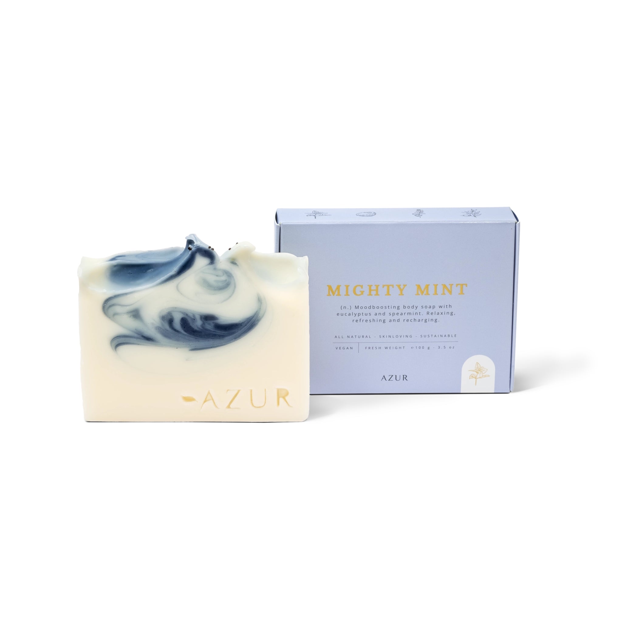Een reep Azur Mighty Mint Natuurlijke Zeep met blauwe en witte krullen, gegraveerd met AZUR, ligt naast de lichtblauwe duurzame verpakking. Beide tonen het Azur merk tegen een witte achtergrond.