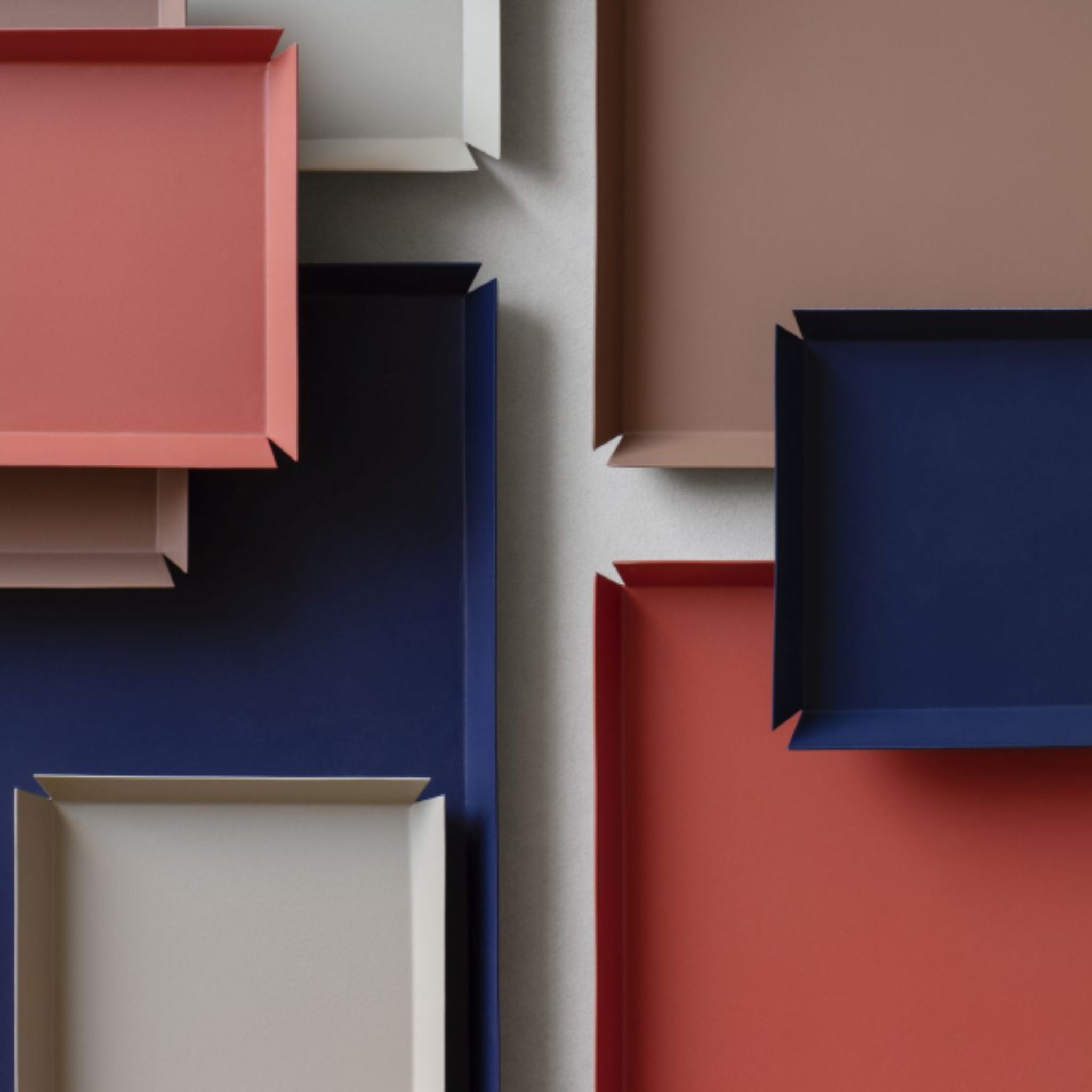 Het Broste Copenhagen Erika Dienblad Bruin 33/21 dienblad heeft strakke lijnen en een gedurfde bruine tint, belichaamt een moderne stijl en is een opvallend decoratiestuk van Broste Copenhagen.