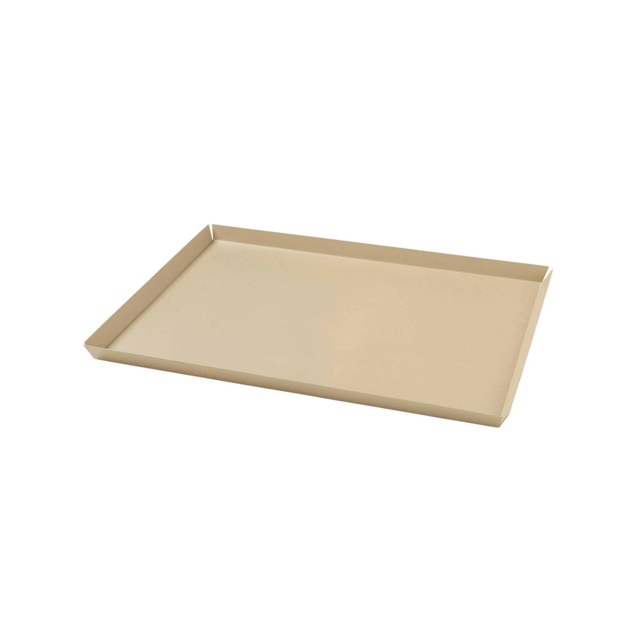 Het Broste Copenhagen Erika Dienblad Zand 43/33 is een rechthoekig beige dienblad met licht opstaande randen, ideaal om te serveren of als decoratie, afgebeeld tegen een witte achtergrond. Van Broste Copenhagen.