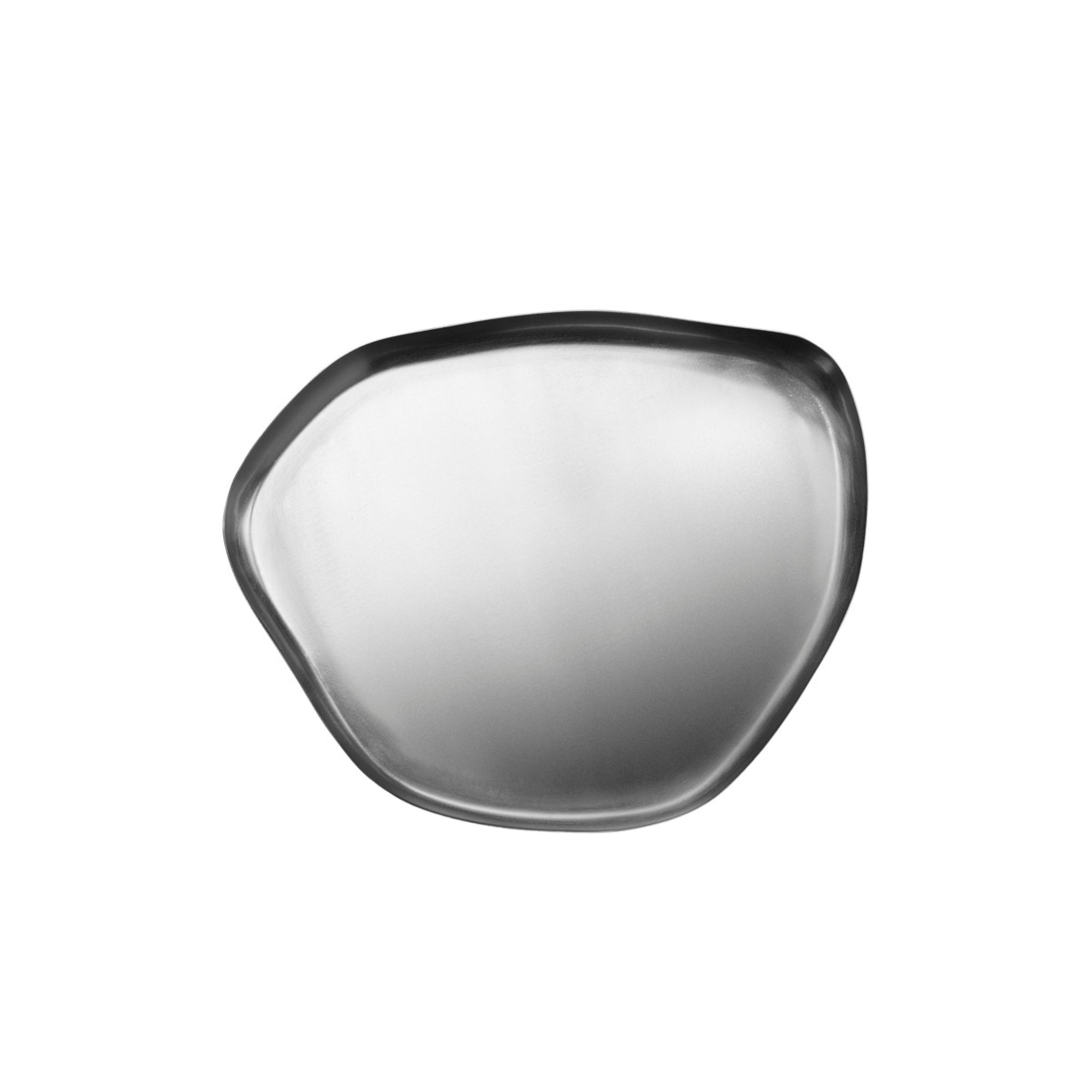 Het Broste Copenhagen Mie Dienblad M Zilver 34/27, een onregelmatig gevormd zilveren metalen dienblad met gladde, afgeronde randen, wordt weergegeven op een effen witte achtergrond.