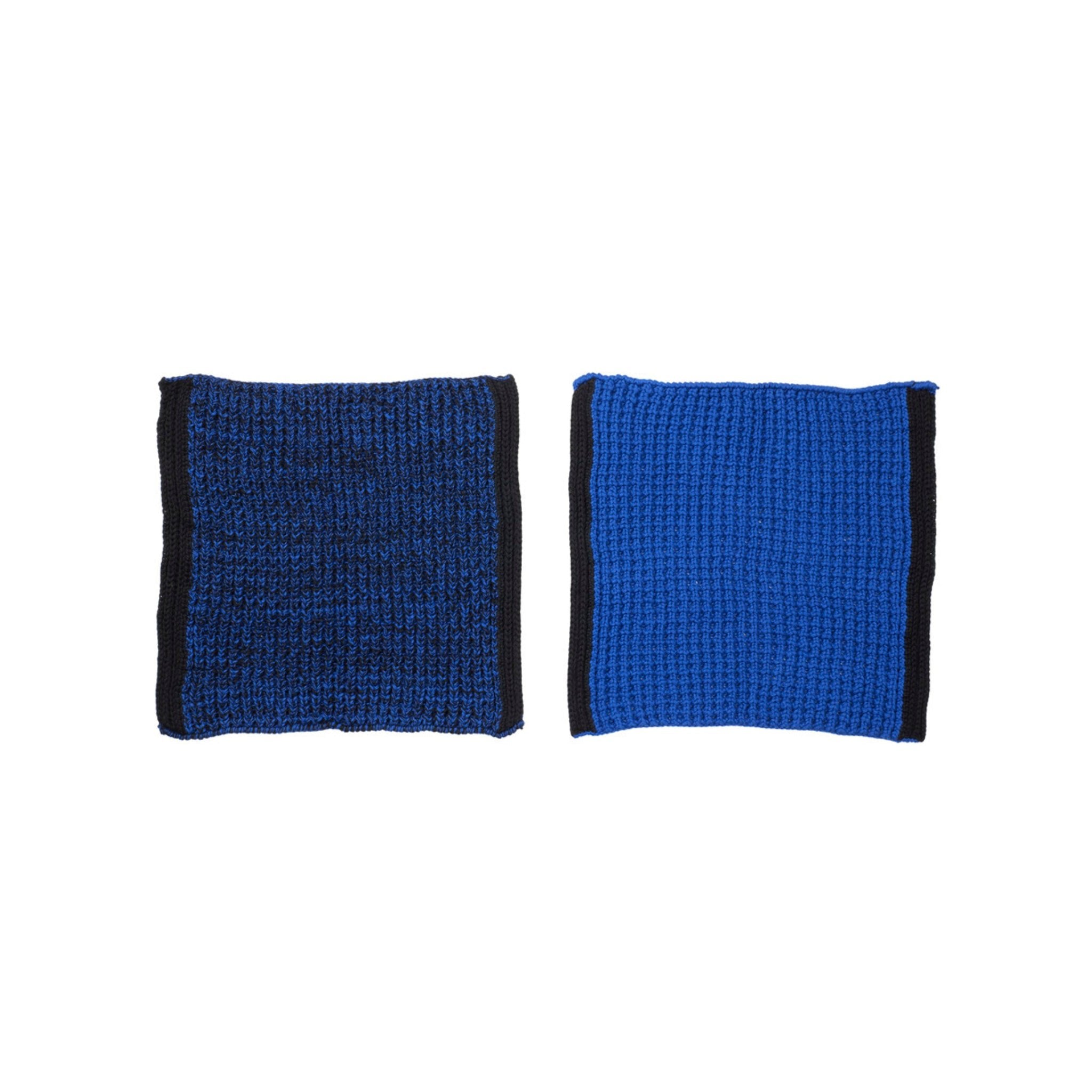 Twee Broste Copenhagen Rigmor Vaatdoeken Blauw (2 st.) staan naast elkaar op een witte achtergrond - de ene in donkerblauw, de andere helderder met een structuurpatroon. Beide zijn omrand met zwarte randen.