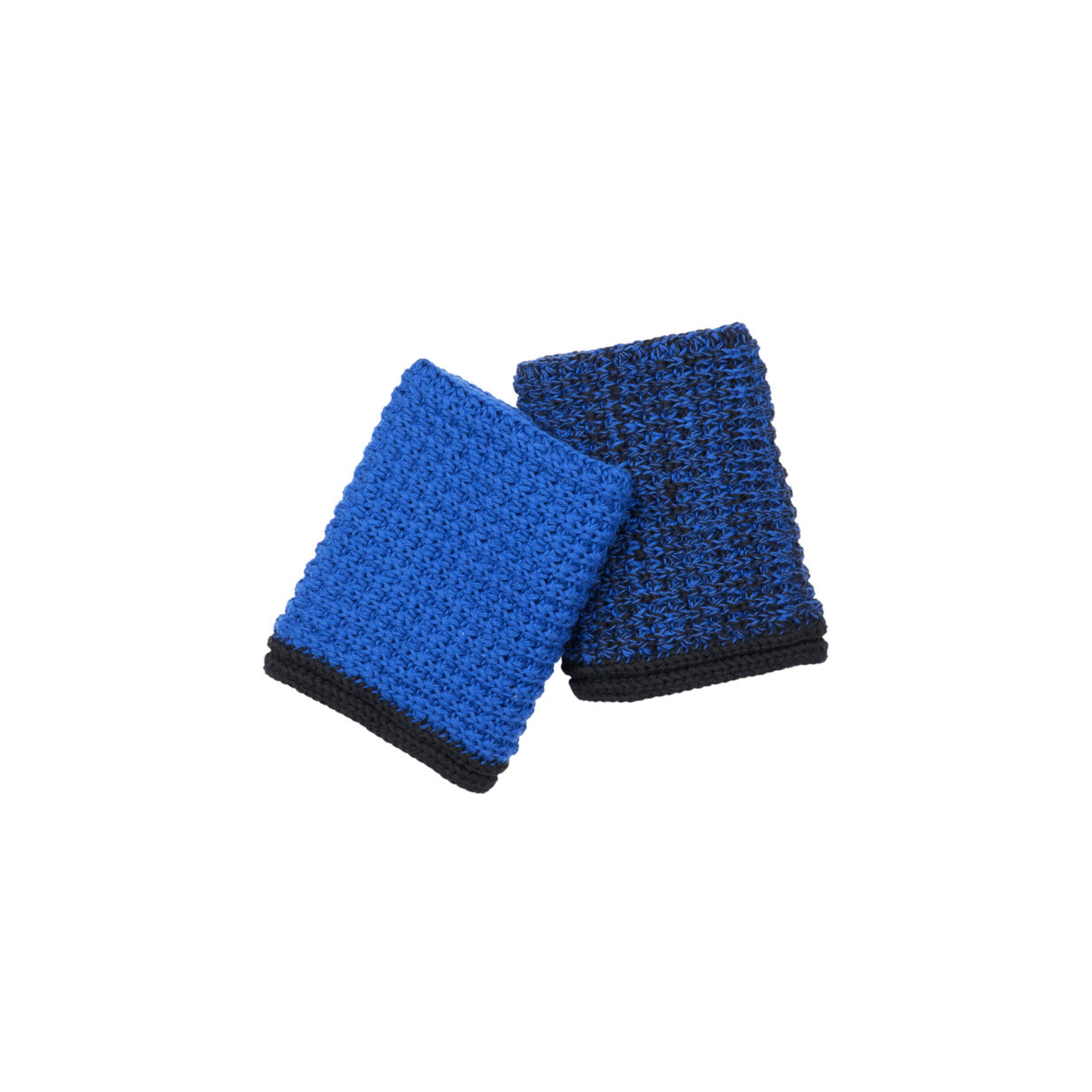 Twee Broste Copenhagen Rigmor vaatdoeken in blauw - één effen, één blauw met zwart gemêleerd - hebben gestructureerde, rechthoekige ontwerpen met zwarte randen. Set van 2 door Broste Copenhagen, afgebeeld op een witte achtergrond.