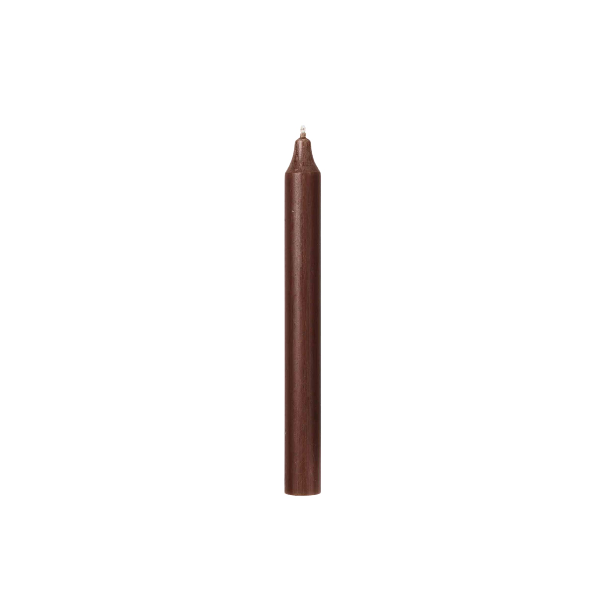 Een onverlichte Broste Copenhagen Rustic Taper Kaars Donkerbruin met een ronde top en zichtbare lont staat rechtop tegen een effen witte achtergrond.