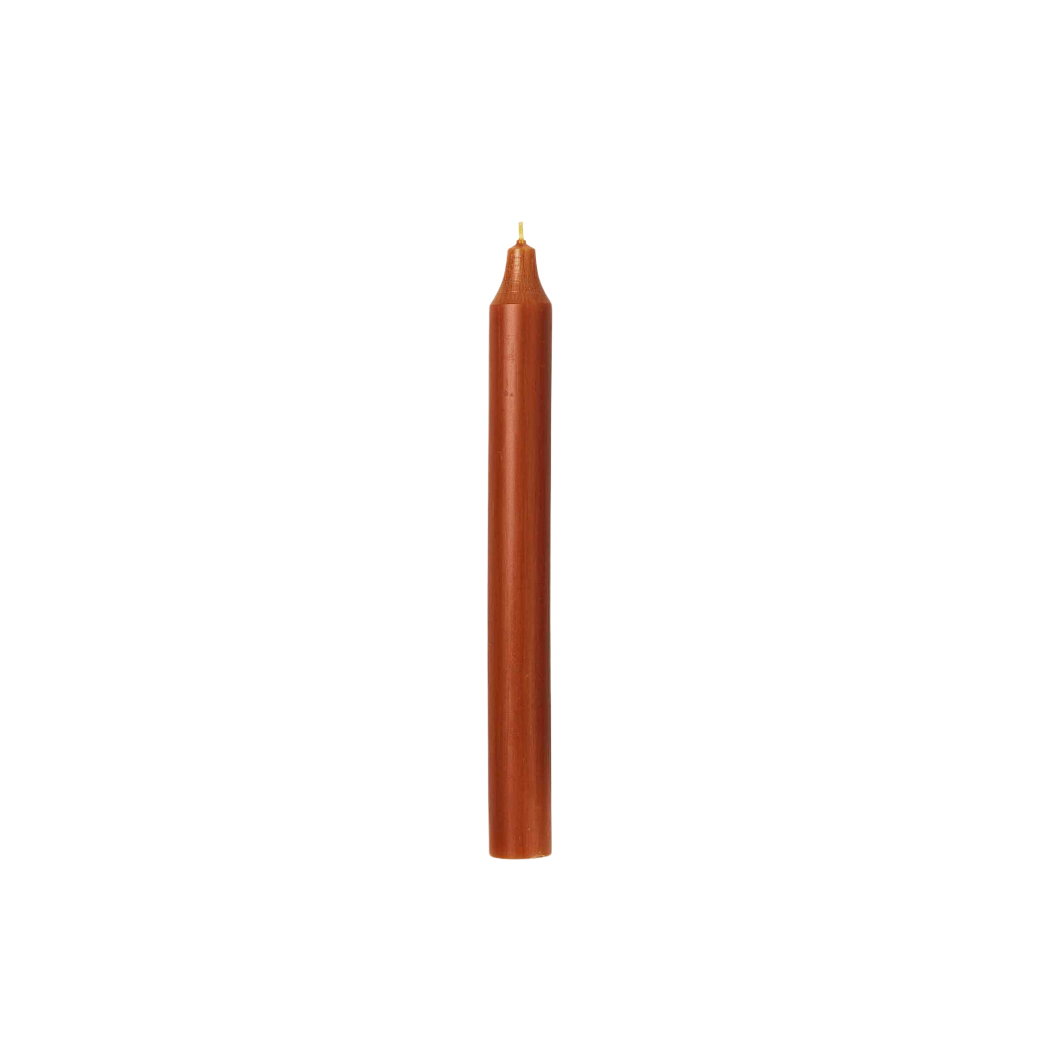 Een enkele, onverlichte Broste Copenhagen Rustic Taper Kaars Terracotta staat rechtop tegen een effen witte achtergrond.
