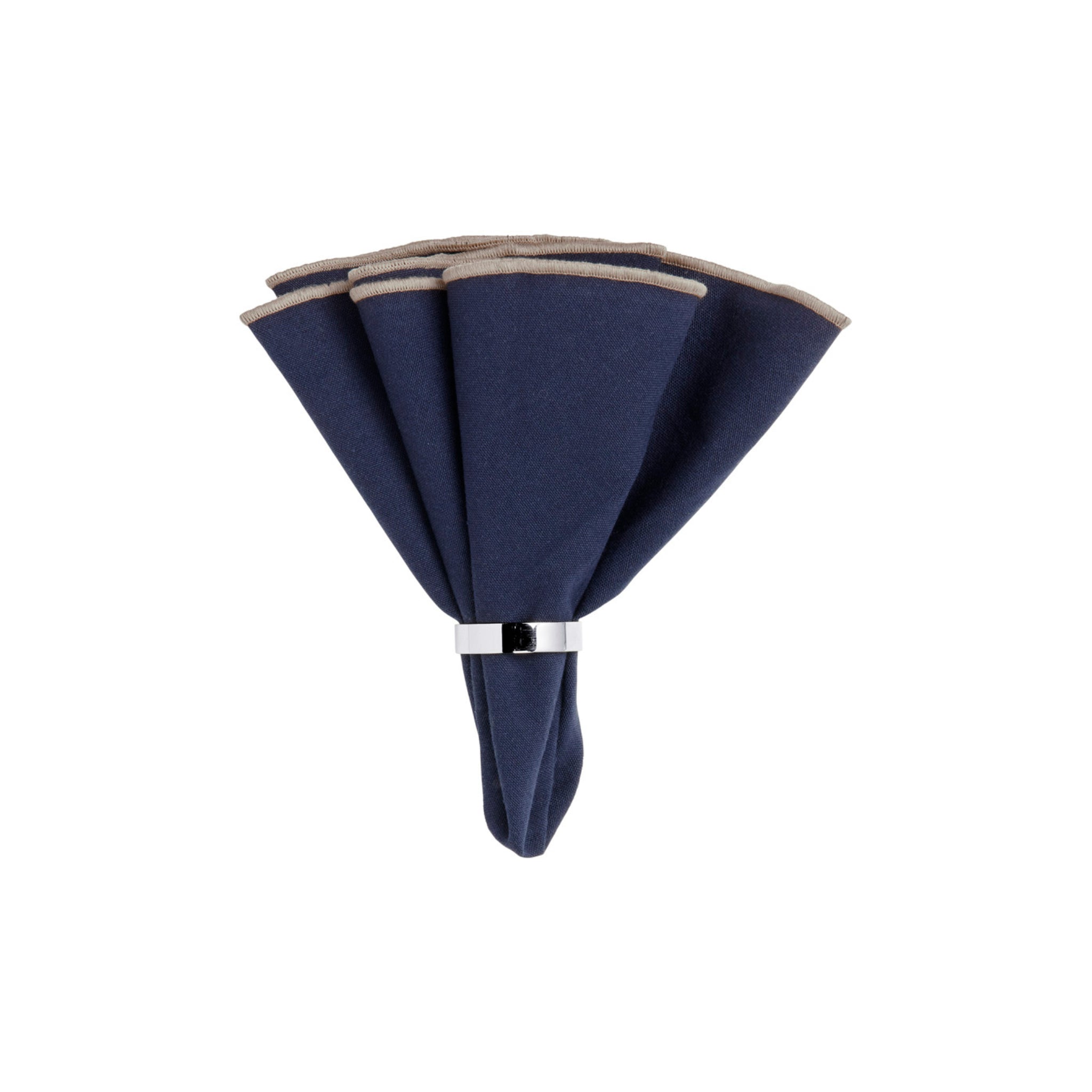 Een Broste Copenhagen Wilhelmina Stoffen Servet Donkerblauw D45, gevouwen in een waaiervorm met lichtbruine randen en vastgehouden door een glanzende zilveren servetring, wordt getoond tegen een witte achtergrond.