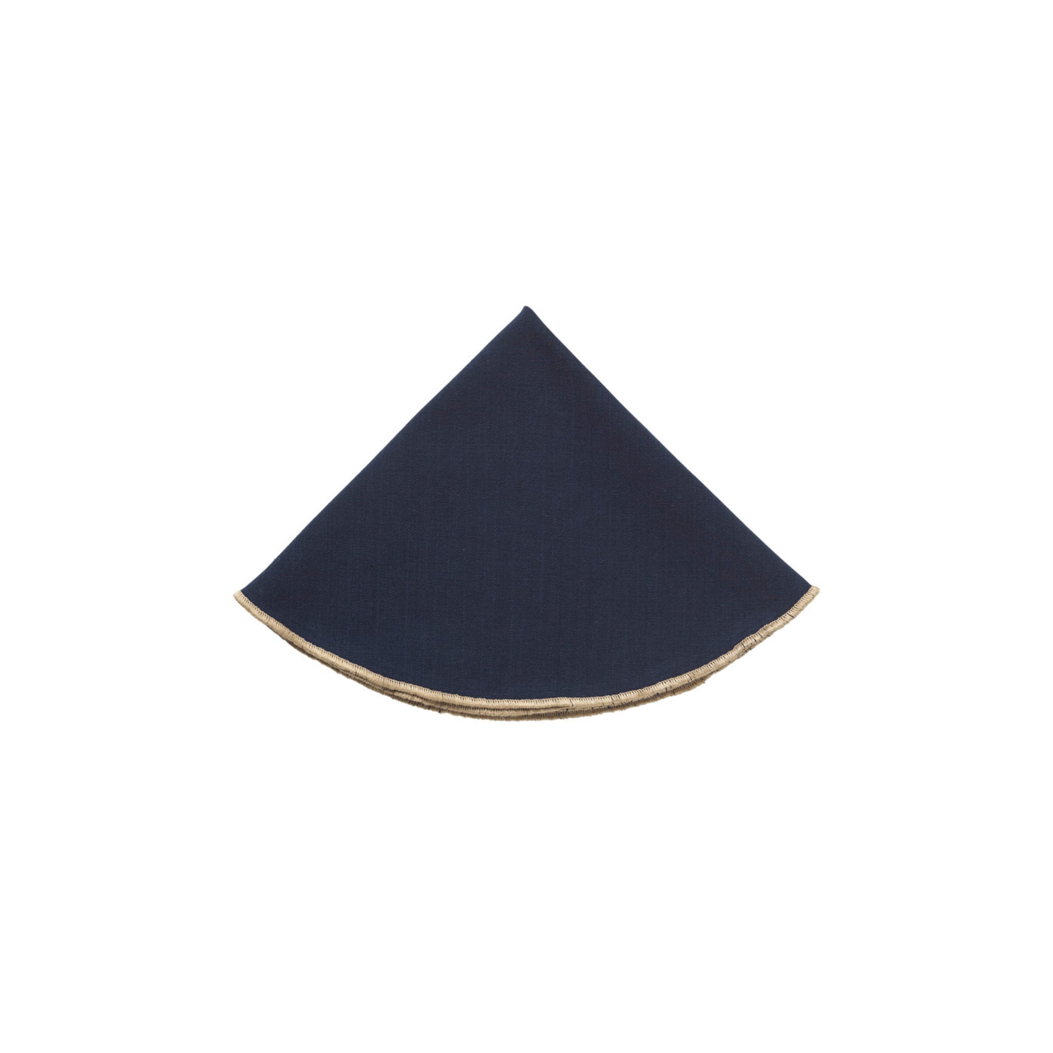 Een donkerblauwe, driehoekige Broste Wilhelmina stoffen servet D45 met een gouden bies op de gebogen rand, netjes gevouwen tegen een witte achtergrond. Deze elegante servet is van Broste Copenhagen.