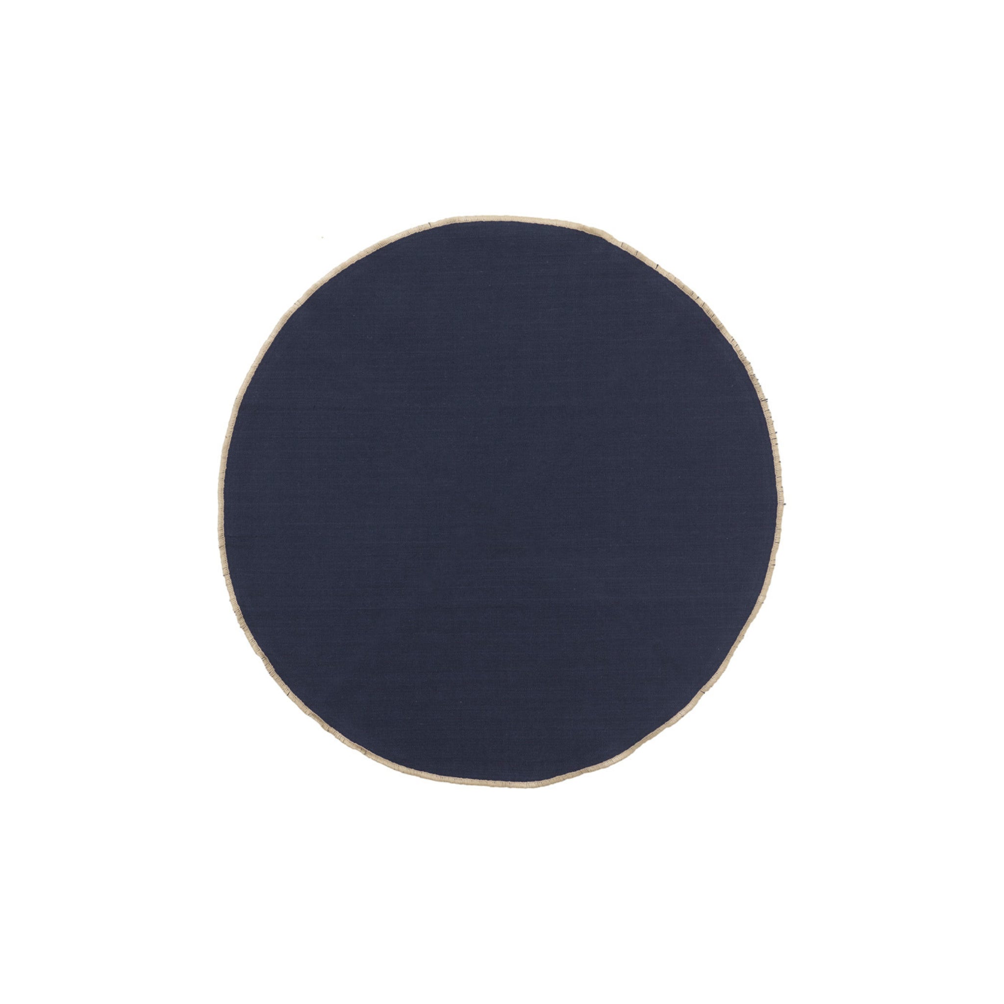 Een marineblauwe, ronde stoffen servet met een lichte rand en een licht ongelijkmatige rand - Broste Copenhagen's Wilhelmina Servet Donkerblauw D45 - op een witte achtergrond.