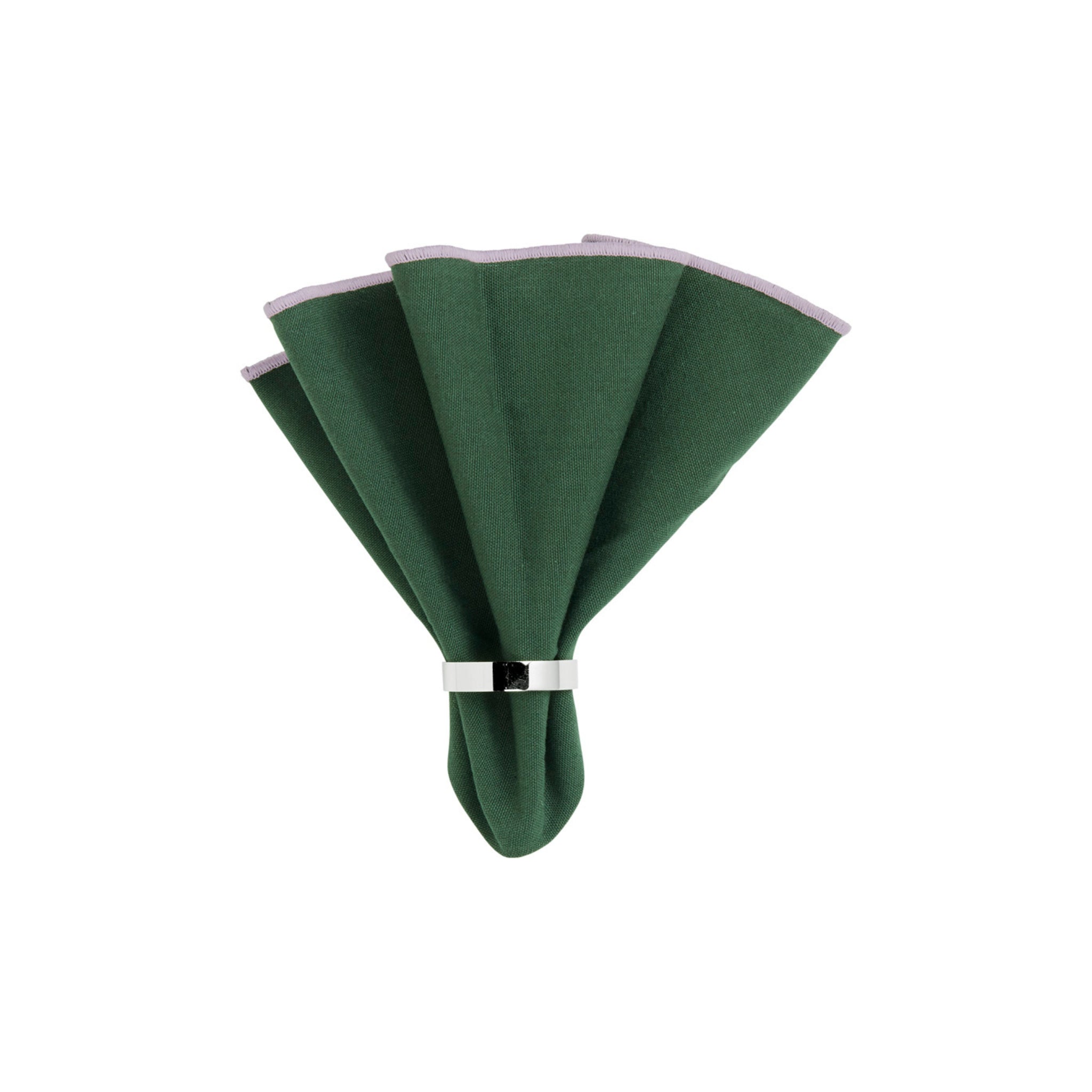 De Broste Copenhagen Wilhelmina stoffen servet donkergroen D45, met lichtgrijze bies, staat rechtop in een zilveren servetring tegen een witte achtergrond - en brengt daarmee de elegantie van Broste Copenhagen naar je gedekte tafel.