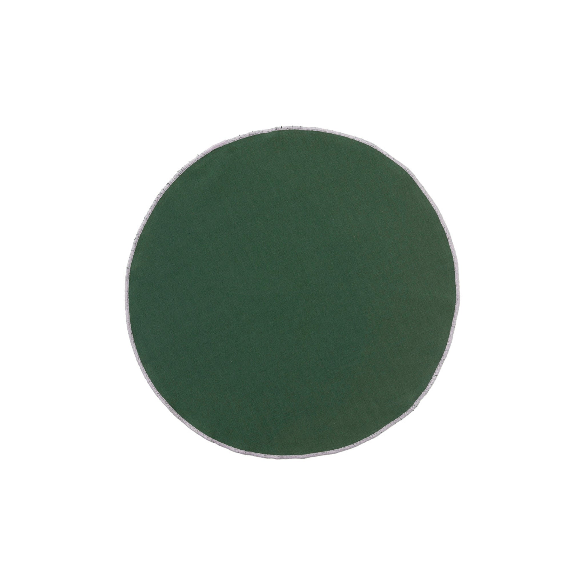 De Broste Wilhelmina Stoffen Servet Donkergroen D45 van Broste Copenhagen, een rond, plat, donkergroen stoffen servet met afgewerkte rand, wordt getoond tegen een effen witte achtergrond.