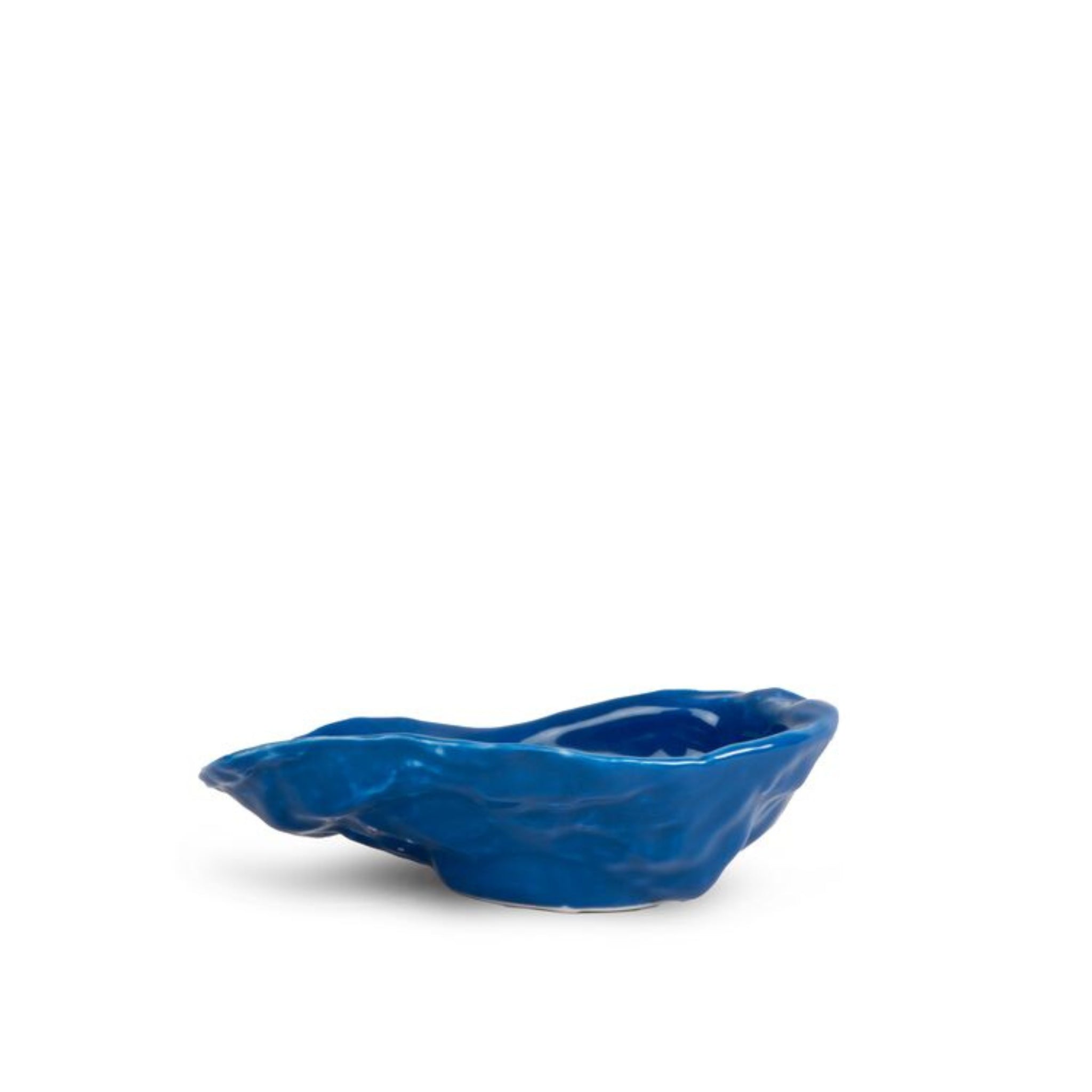 Het Byon Oester Schaaltje Blauw is een klein, uniek gevormd schaaltje met gestructureerde randen en een glanzend kobaltblauw glazuur, perfect voor het serveren van delicate hapjes en geïnspireerd op de elegantie van Byon design.