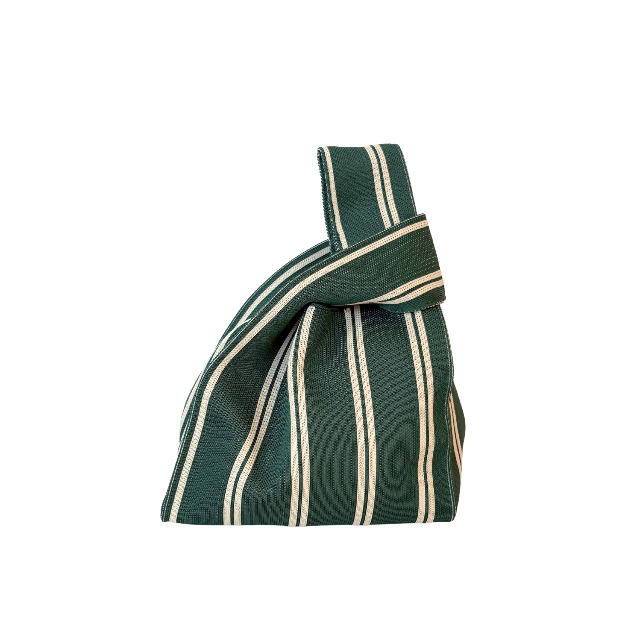 De Caro Antwerp Handtas Double Dash 2.0 Wimbledon is een groen-wit gestreepte geweven tas met een geknoopt handvat, zachte slappe vorm en tijdloze kleuren - perfect voor elke gelegenheid, gefotografeerd op een witte achtergrond.