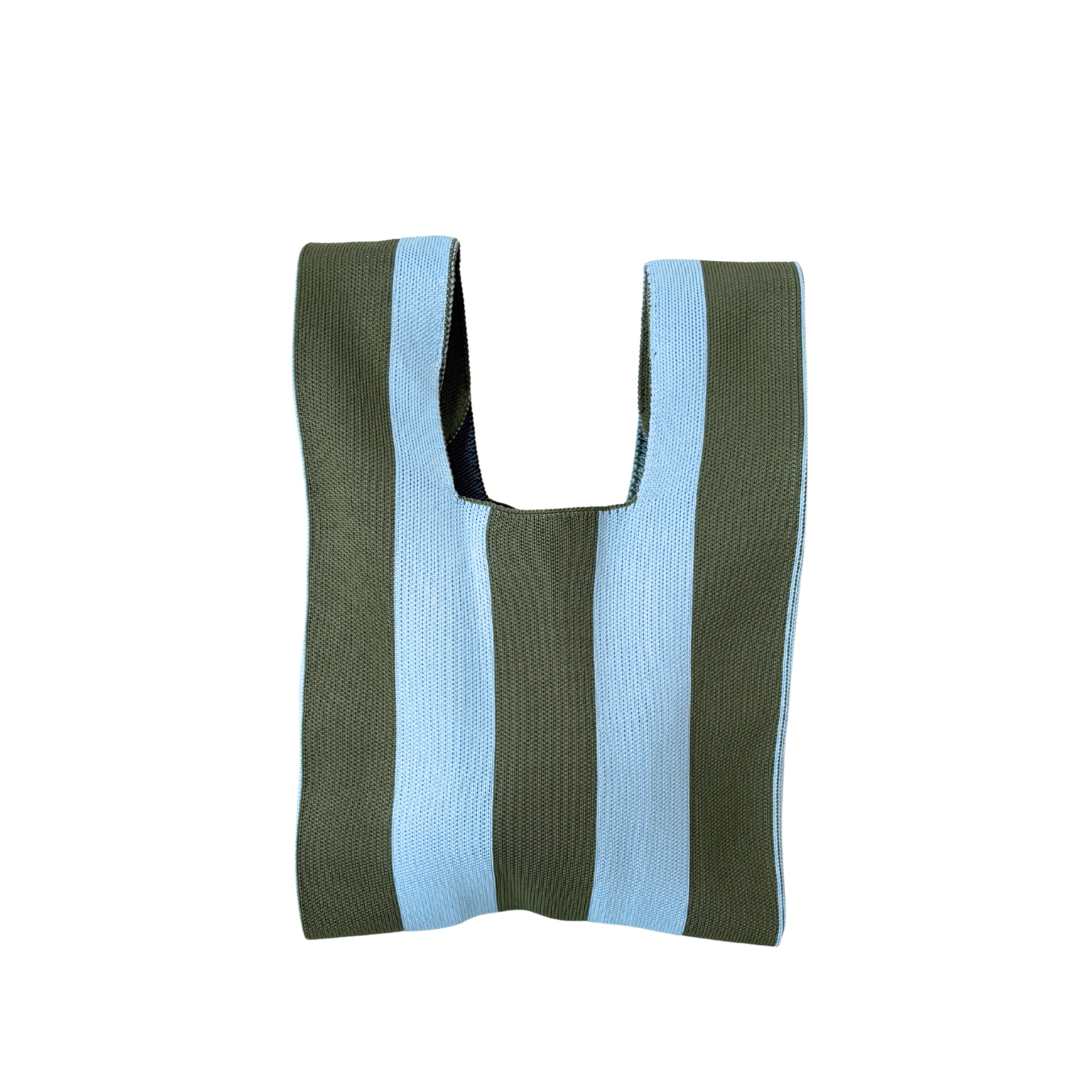 De Caro Antwerp Caro Handtas Stripe Dolce Far Niente Olivia is een herbruikbare geweven draagtas met verticale lichtblauwe en olijfgroene strepen, brede handvaten en een rechthoekig ontwerp, afgebeeld op een witte achtergrond.