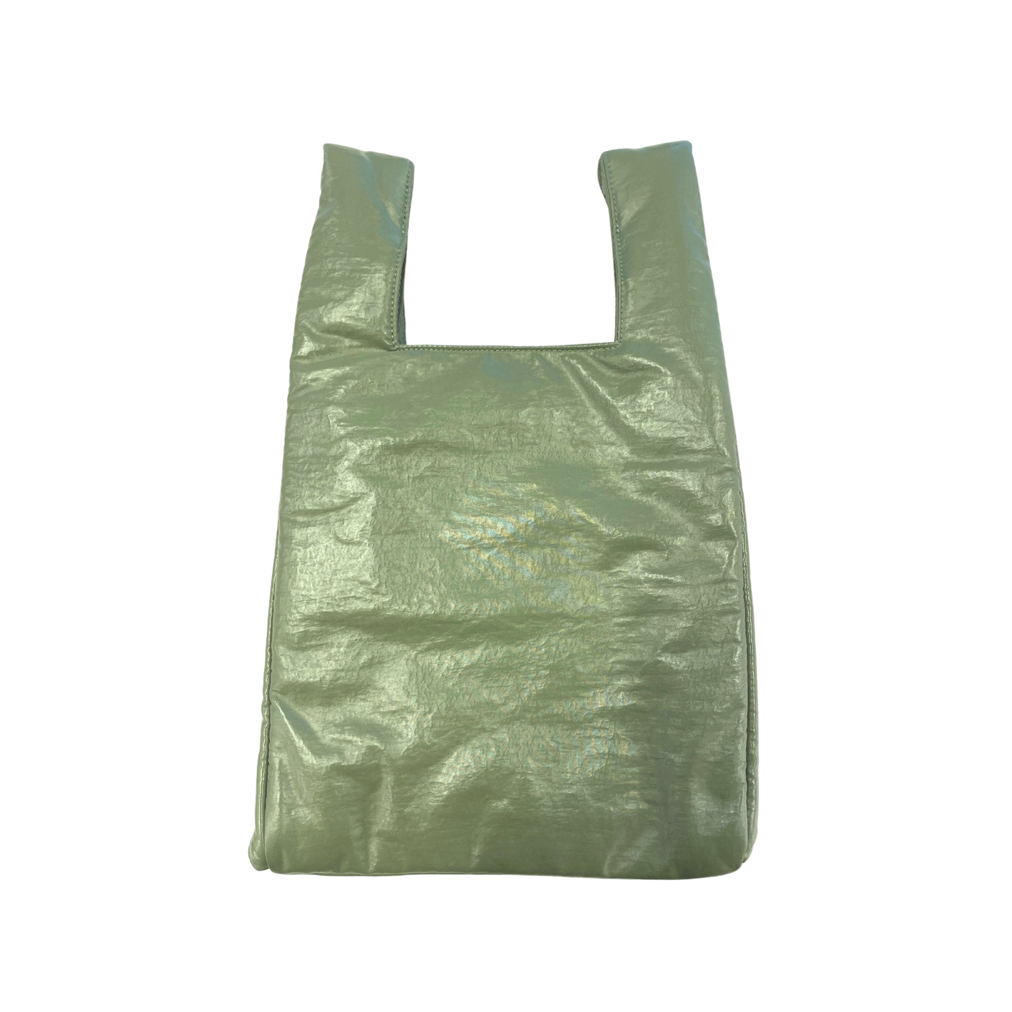 De Caro Antwerp Handtas Chubby Matcha Groen is een glanzende, lichtgroene rechthoekige pofzak met twee hengsels, herbruikbaar en chique, afgebeeld tegen een witte achtergrond.